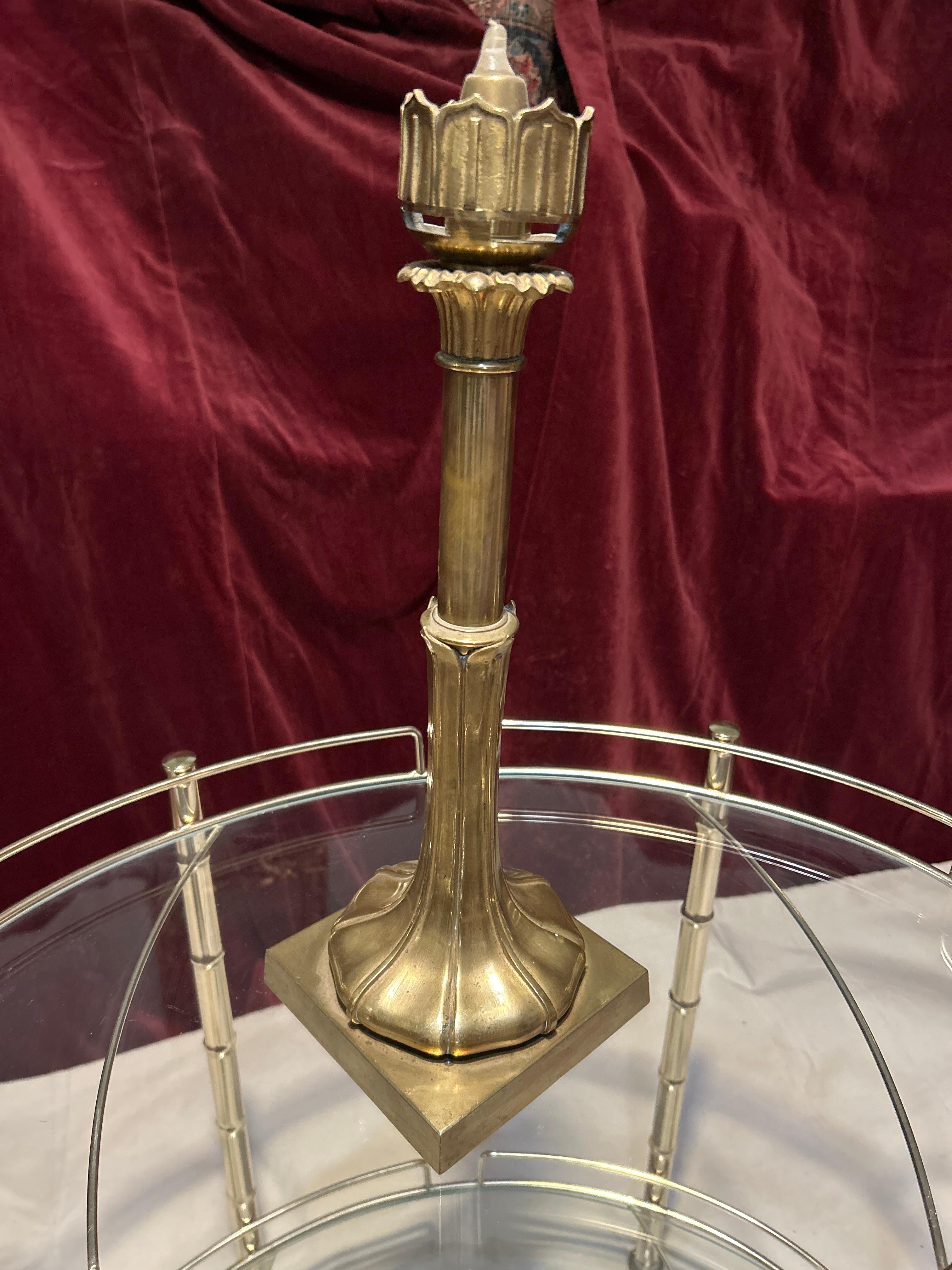Seltener Dochtkerzenständer von Palmer & Company aus dem 19. Jahrhundert mit patentiertem Federmechanismus, der die Kerze stets oben hält. Lässt sich wie abgebildet zerlegen und leicht verladen. Massives Messing mit originaler Patina, die sich gut