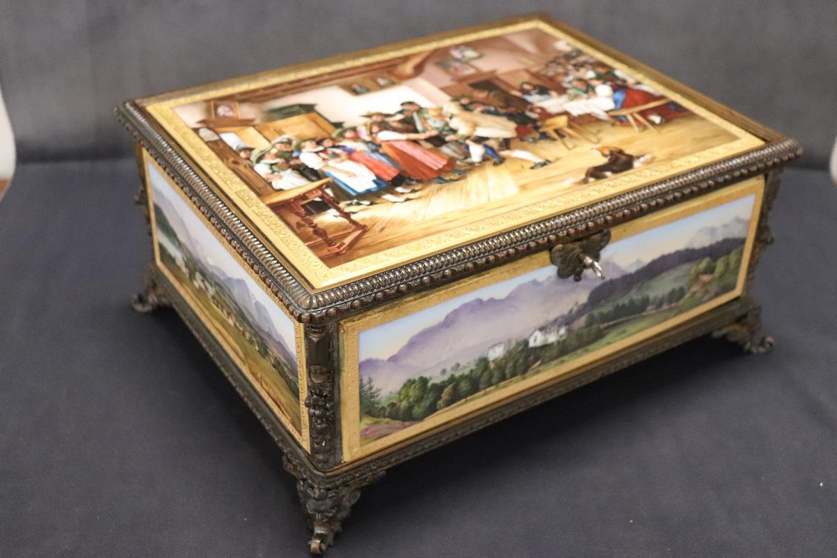 Très rare, ce coffret rectangulaire ancien finement décoré, de la manufacture allemande de porcelaine KPM, vers 1870. La marque KPM est gravée à l'intérieur. Fabriqué avec un manteau en bronze finement ciselé qui a acquis une belle patine antique.