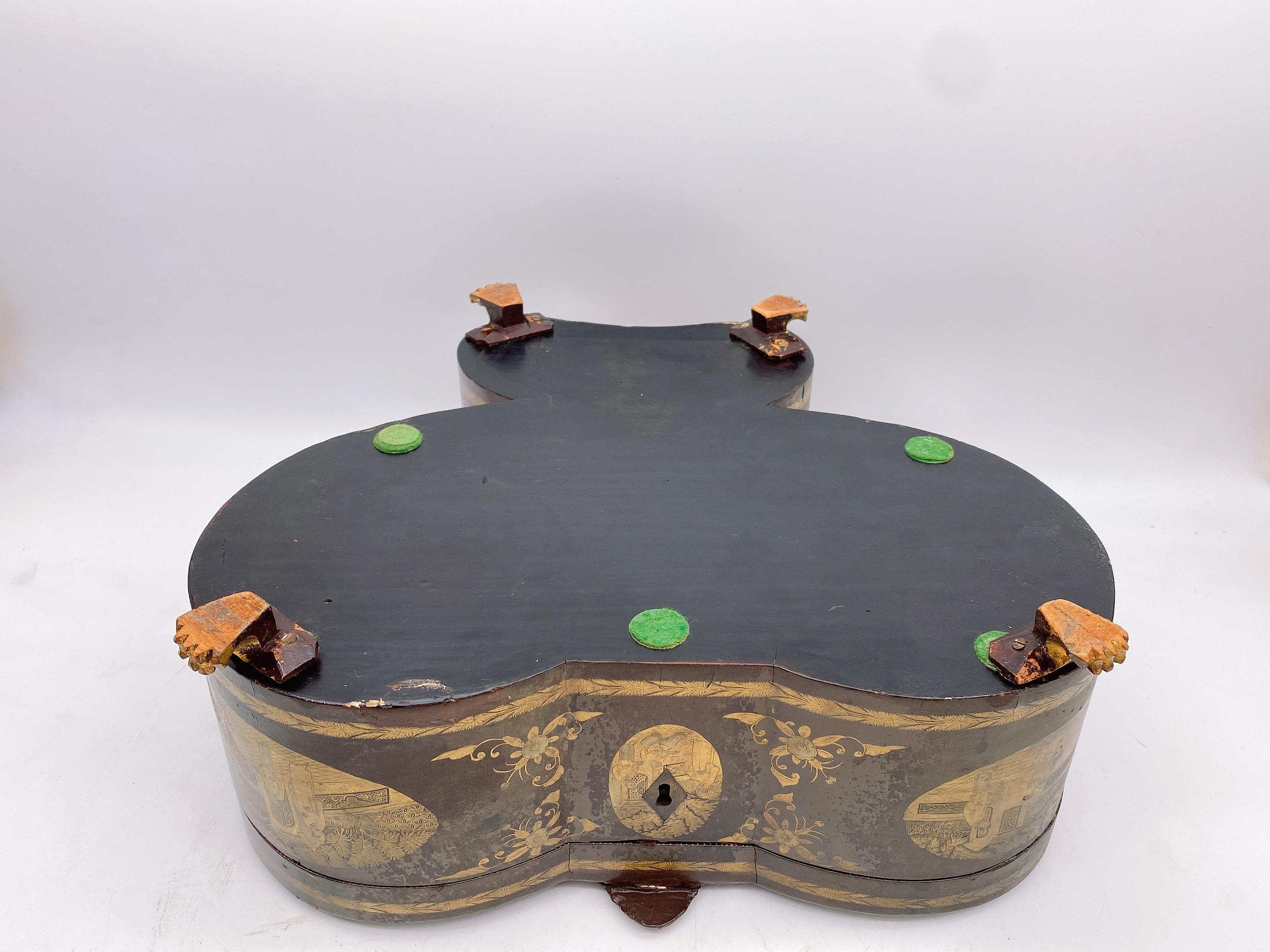 Rare boîte à thé chinoise ancienne du 19ème siècle en étain avec laque dorée et papillons en vente 2