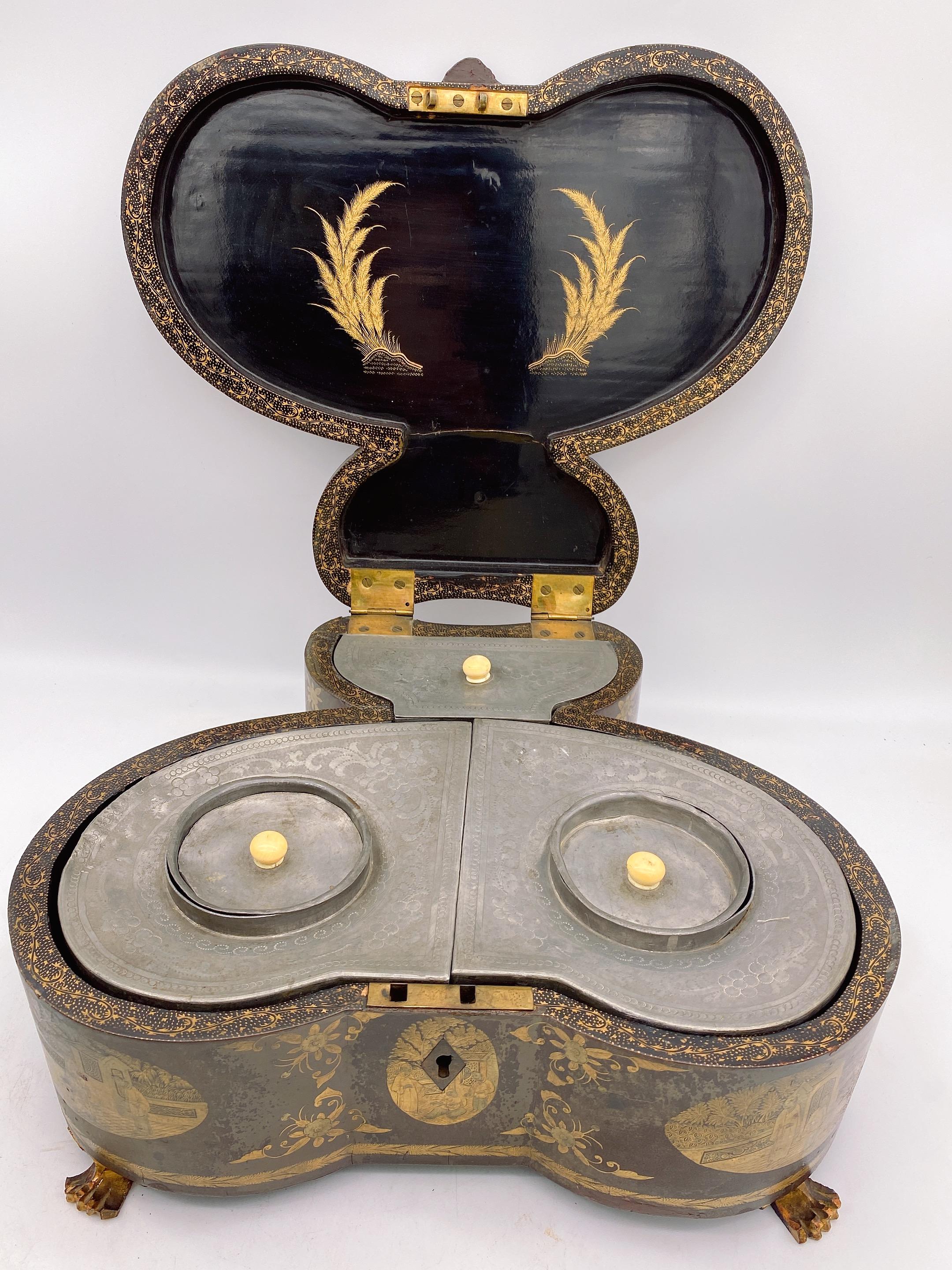 Rare boîte à thé chinoise ancienne du 19ème siècle en étain avec laque dorée et papillons en vente 3