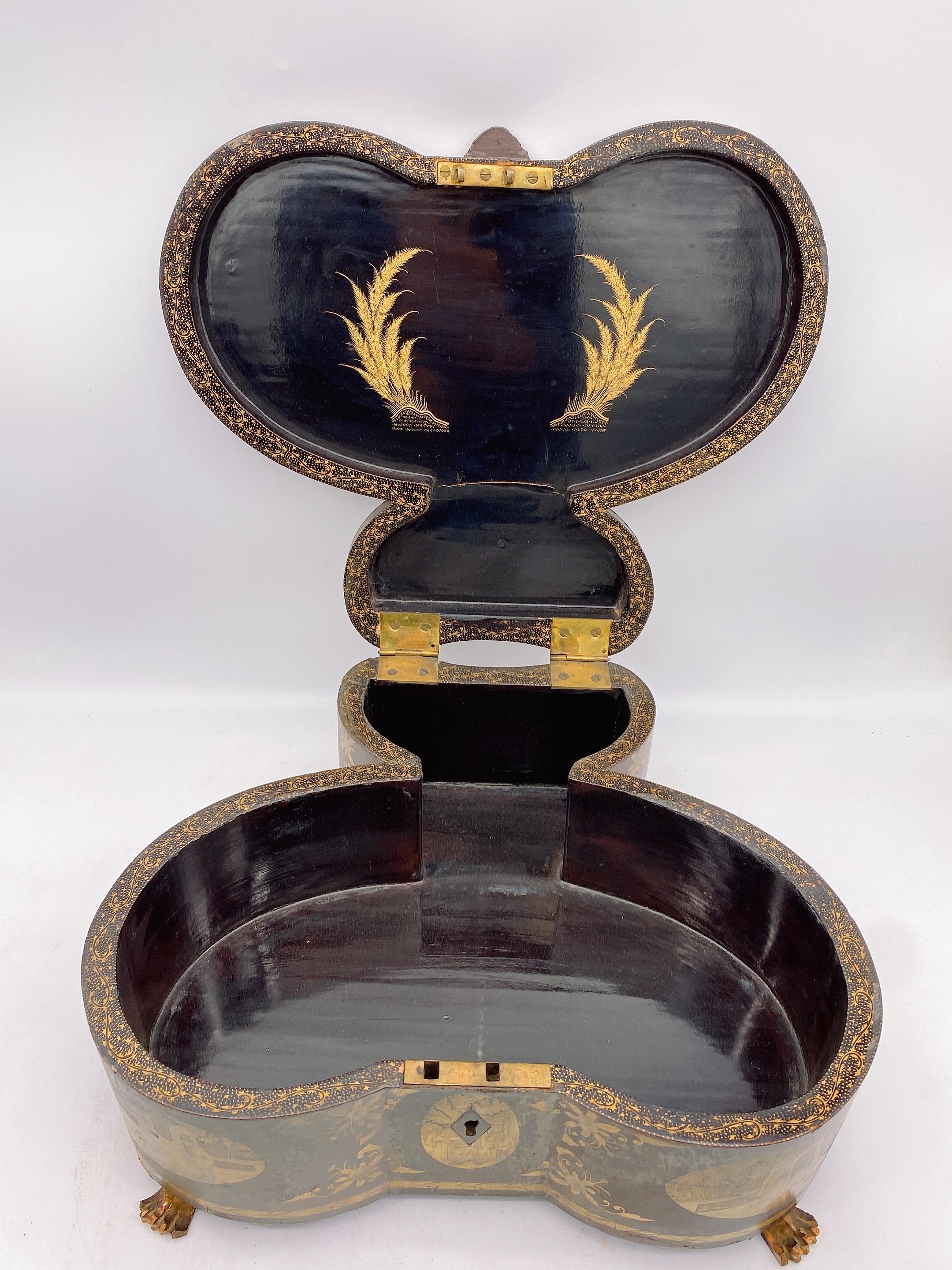Rara Caja de Té de Peltre con Caja de Mariposa de Laca Dorada China Antigua del Siglo XIX en venta 5