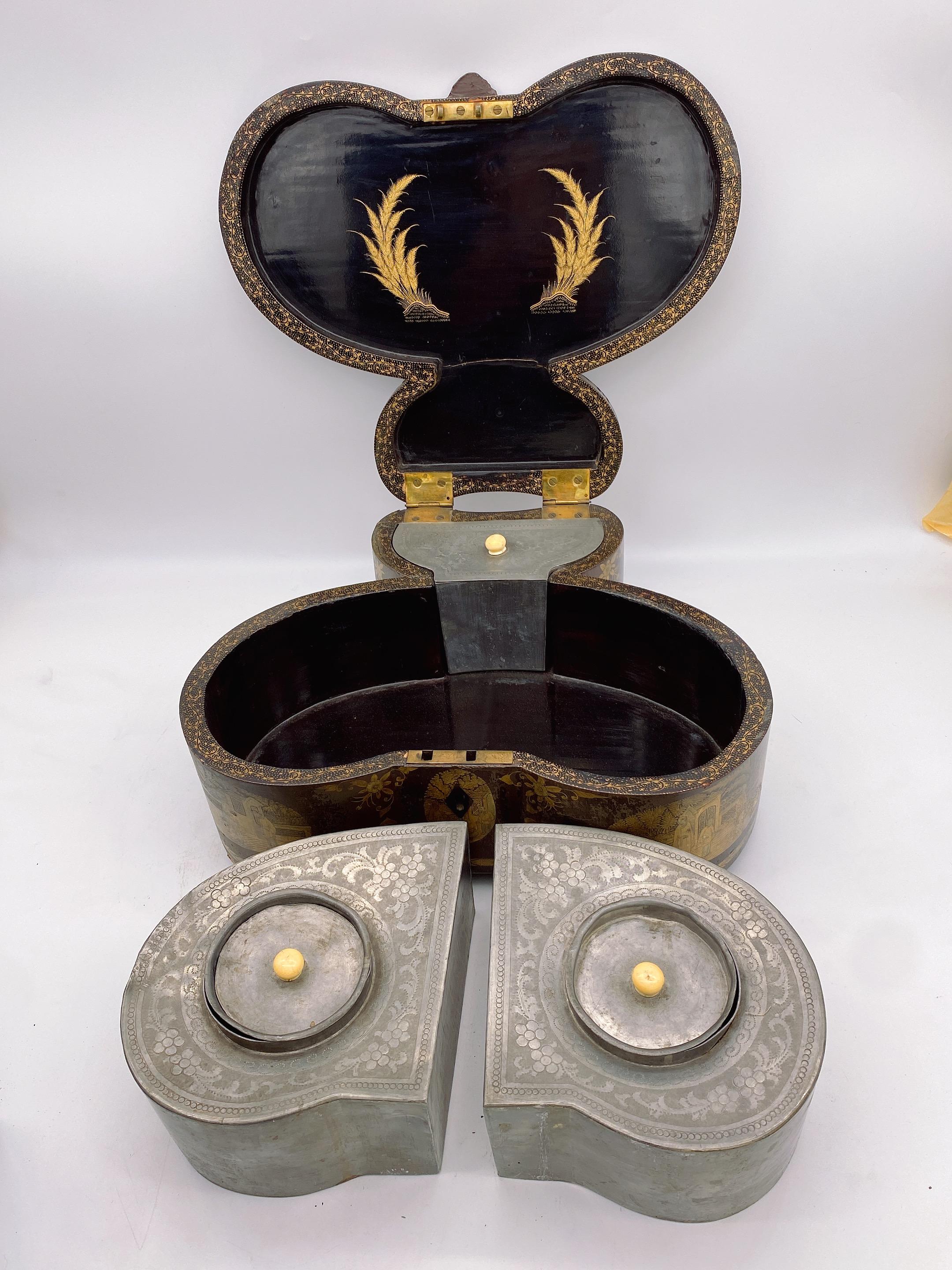 Rare boîte à thé chinoise ancienne du 19ème siècle en étain avec laque dorée et papillons en vente 5