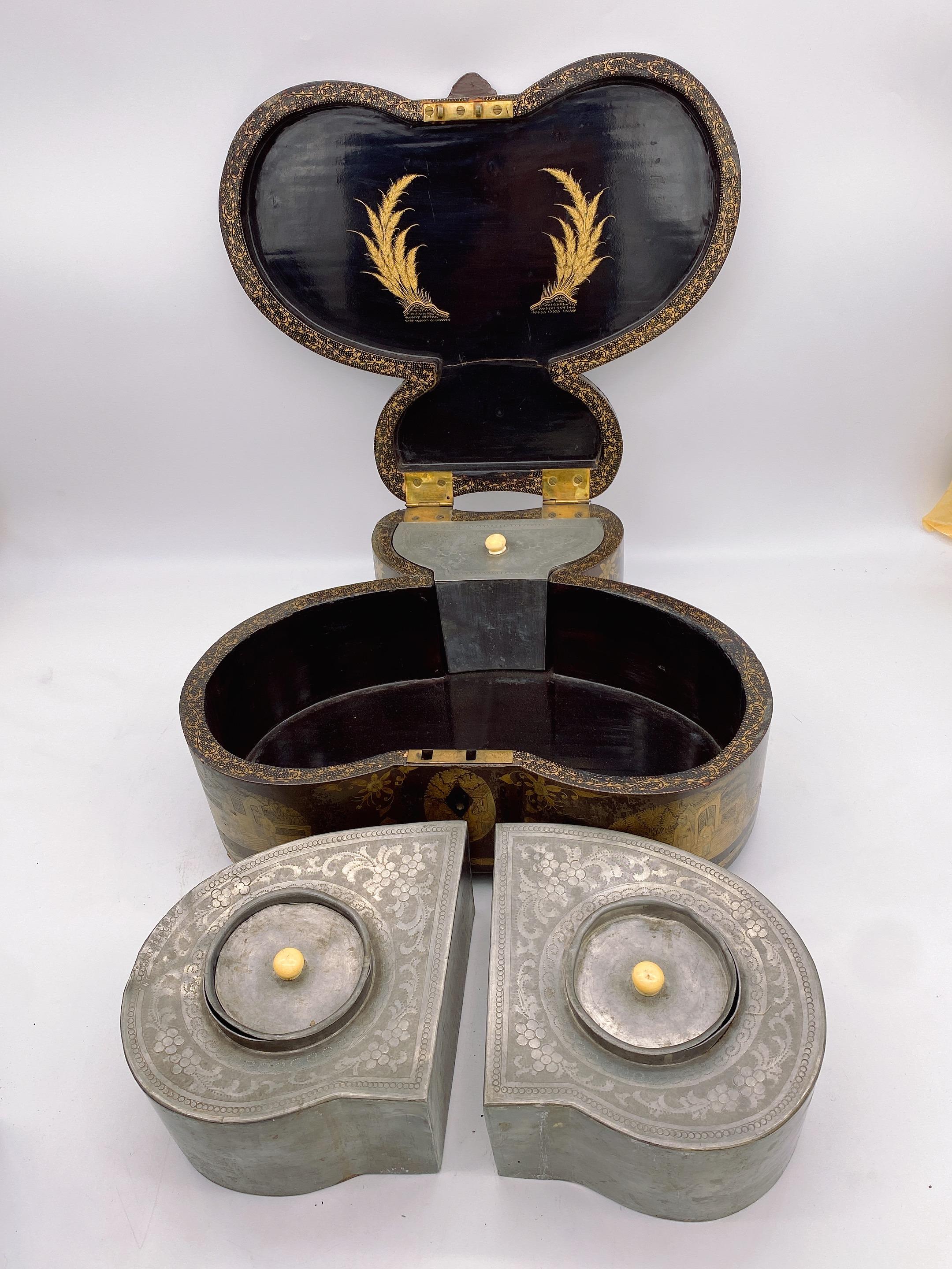 Rara Caja de Té de Peltre con Caja de Mariposa de Laca Dorada China Antigua del Siglo XIX en venta 6