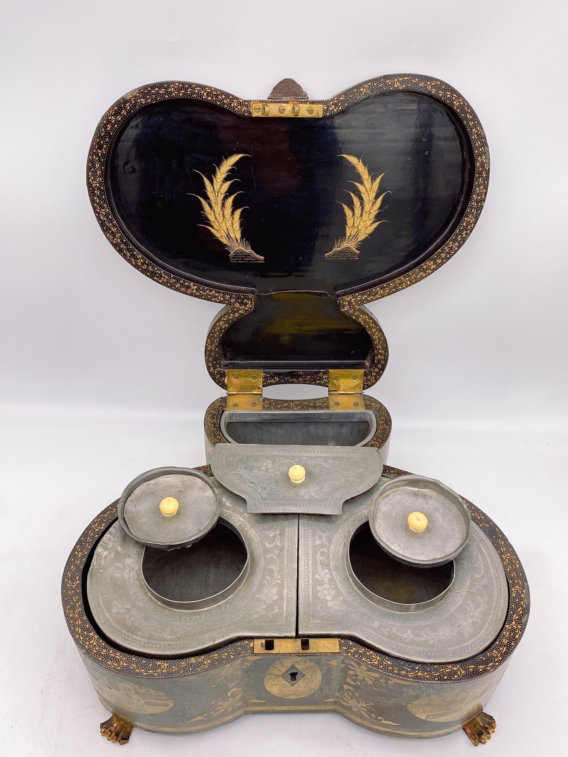 Rare boîte à thé chinoise ancienne du 19ème siècle en étain avec laque dorée et papillons en vente 6