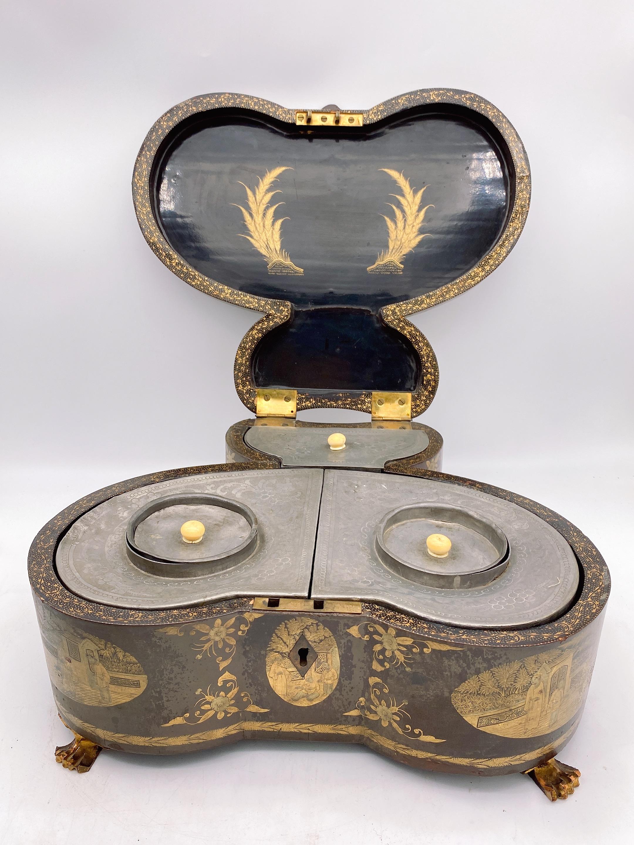 Rare boîte à thé chinoise ancienne du 19ème siècle en étain avec laque dorée et papillons en vente 8