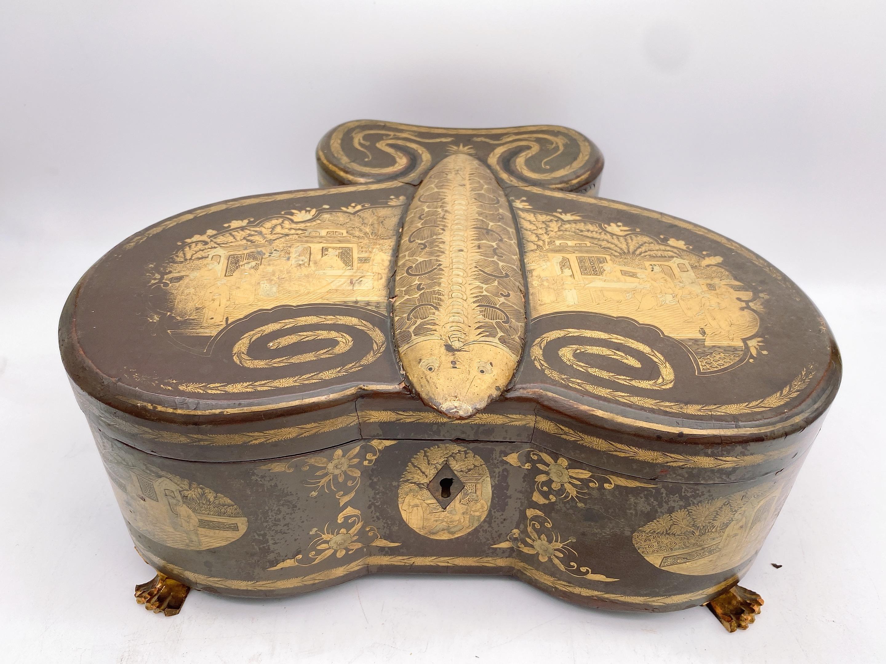 Rare boîte à thé chinoise ancienne du 19ème siècle en étain avec laque dorée et papillons en vente 9