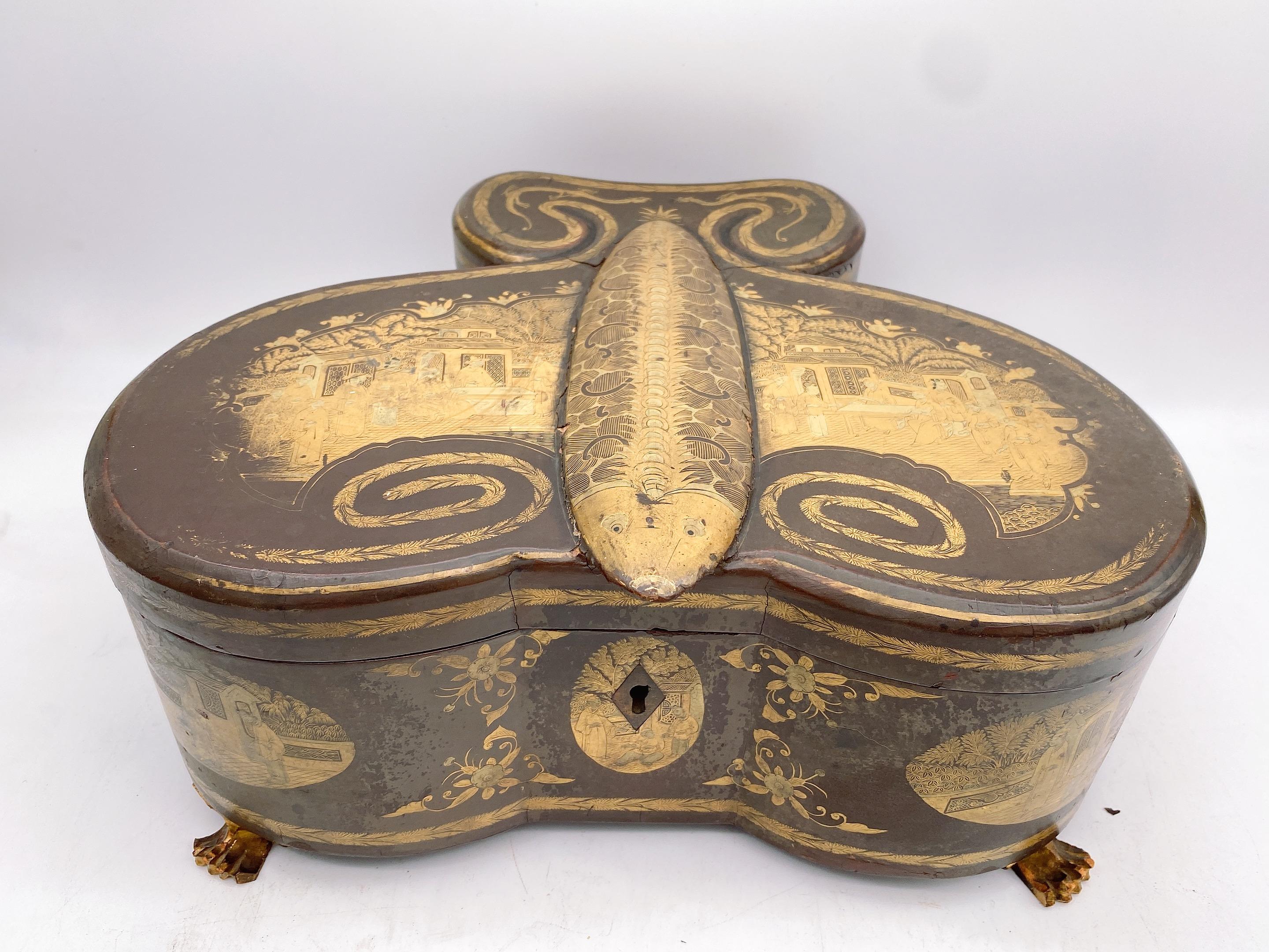 Rara Caja de Té de Peltre con Caja de Mariposa de Laca Dorada China Antigua del Siglo XIX en venta 10