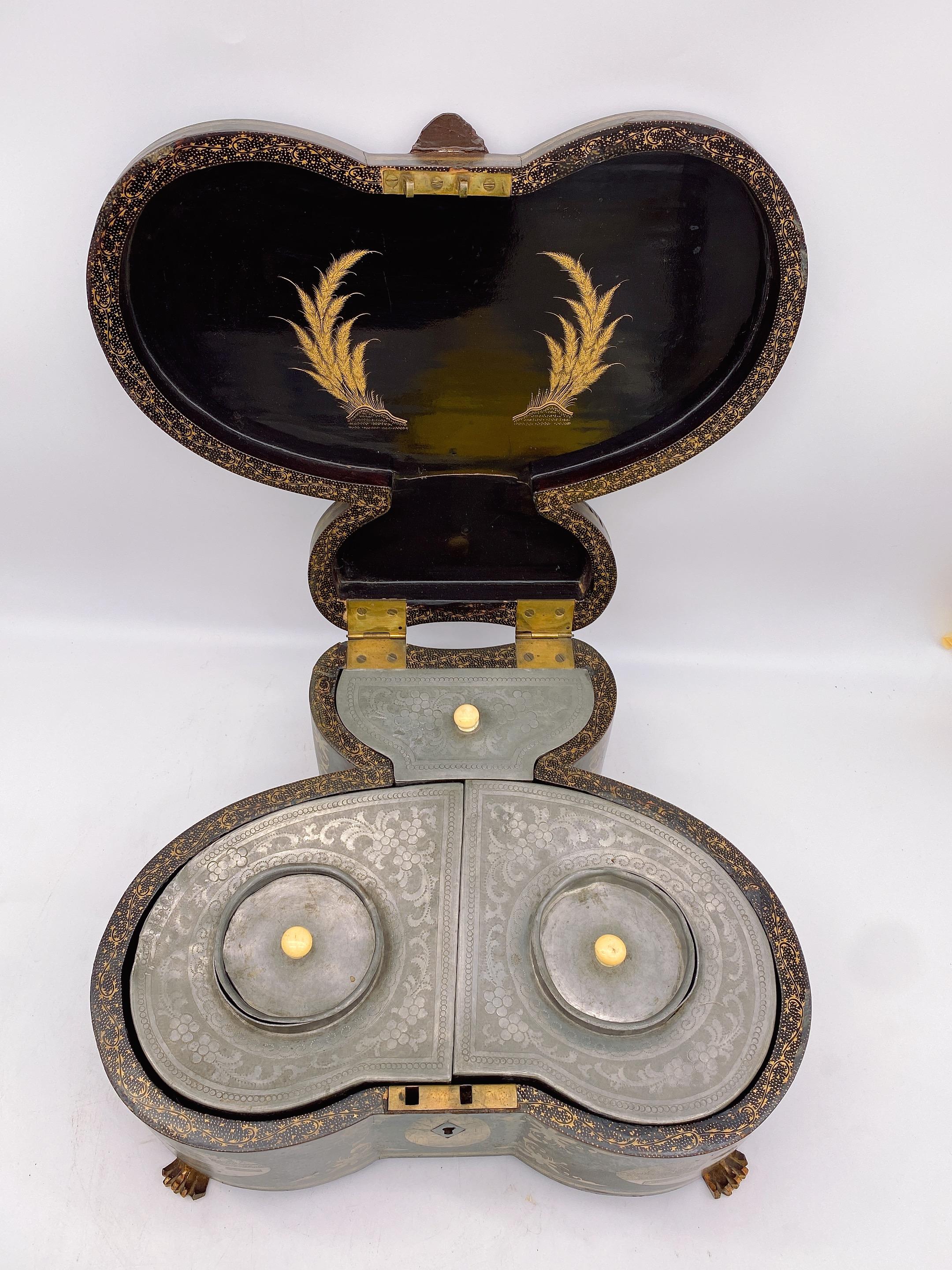Rare boîte à thé chinoise ancienne du 19ème siècle en étain avec laque dorée et papillons en vente 10