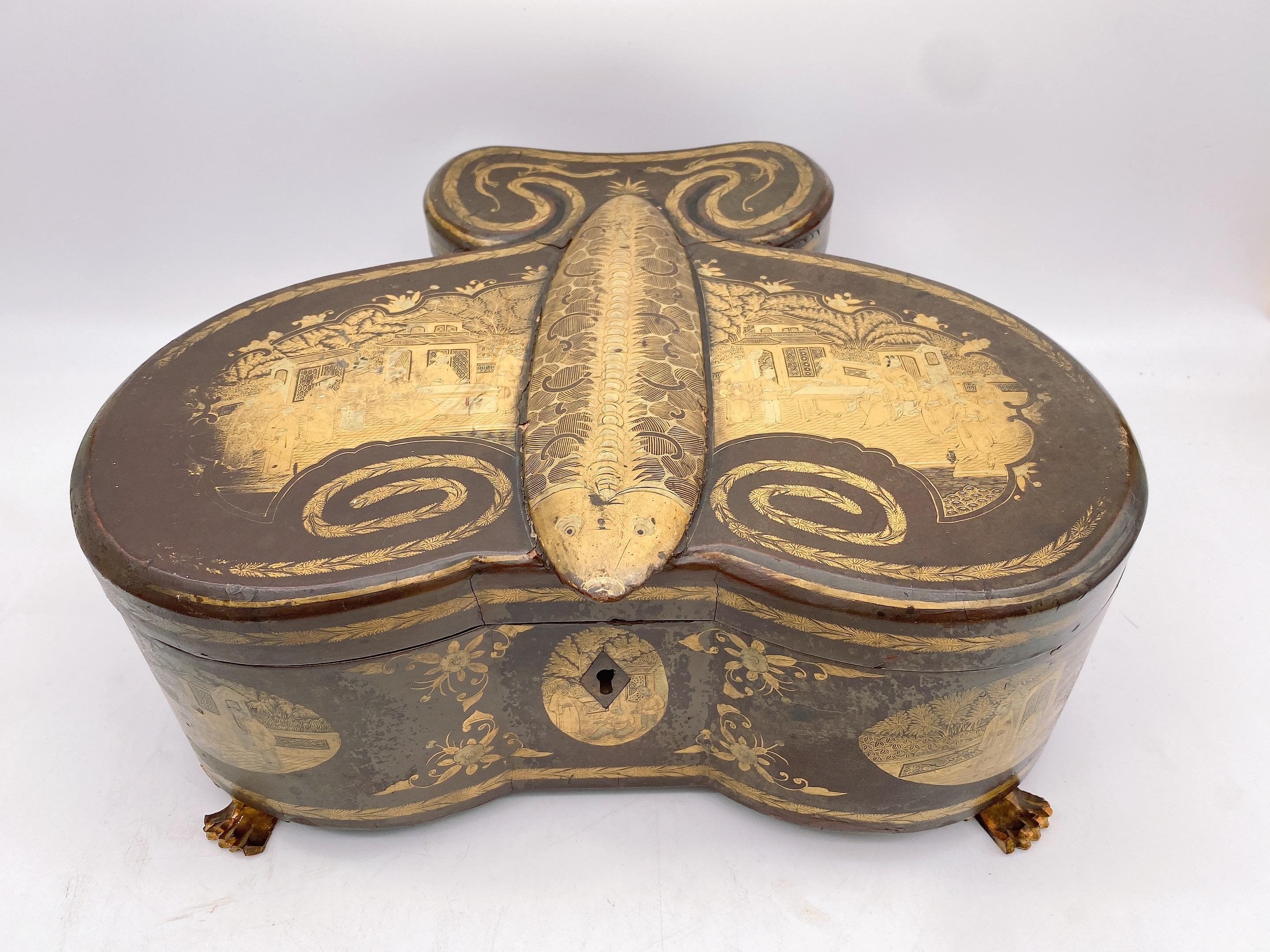 Siglo XIX laca negra dorada china mariposa estuche de té de peltre con tres platos de peltre con 4 pies, el cuerpo dorado decorado con paneles de paisajes, los tres platos de peltre tienen algunas abolladuras con tapas, es una pieza única muy