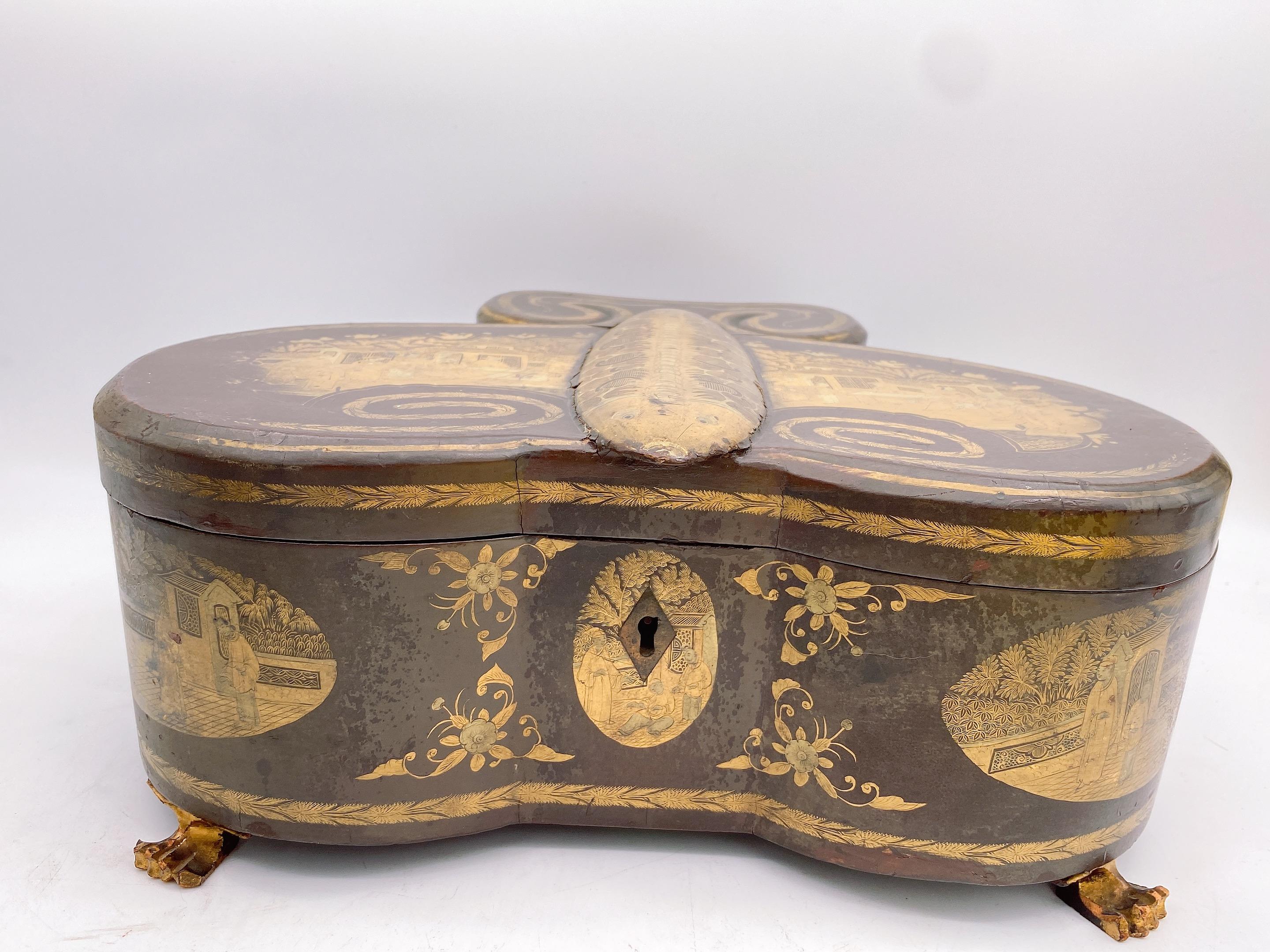 Rara Caja de Té de Peltre con Caja de Mariposa de Laca Dorada China Antigua del Siglo XIX Qing en venta