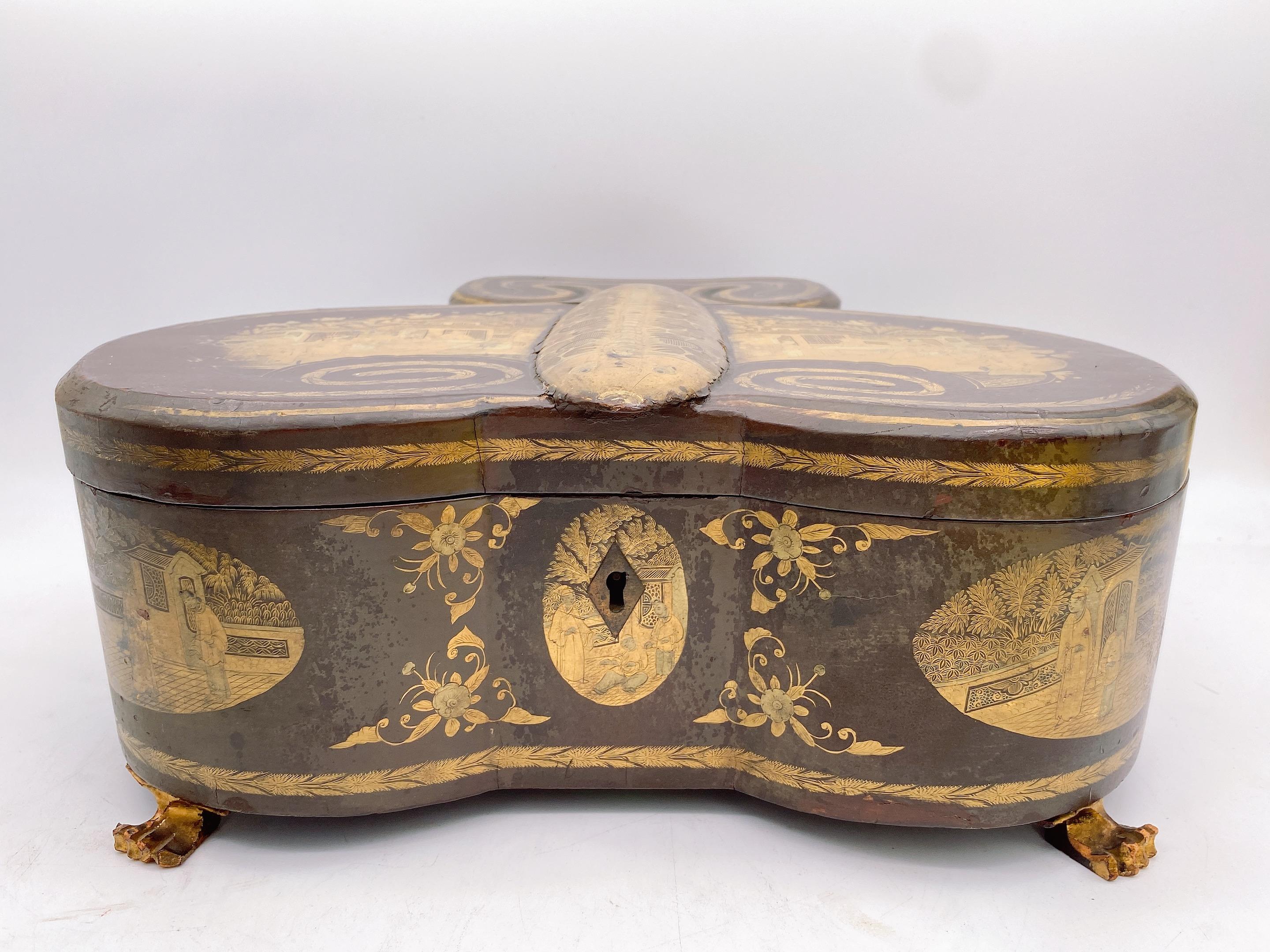 Sculpté à la main Rare boîte à thé chinoise ancienne du 19ème siècle en étain avec laque dorée et papillons en vente