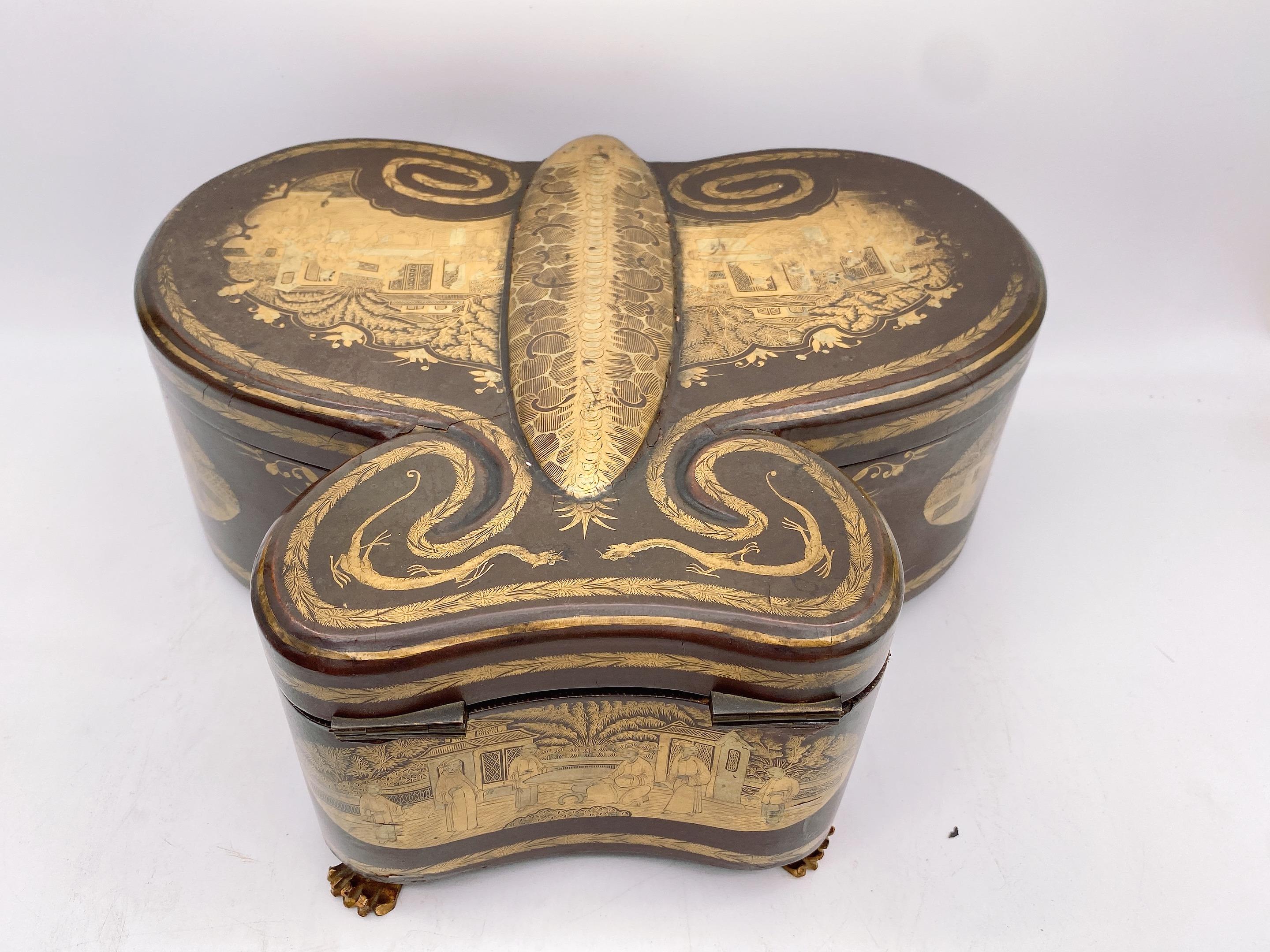 Laque Rare boîte à thé chinoise ancienne du 19ème siècle en étain avec laque dorée et papillons en vente