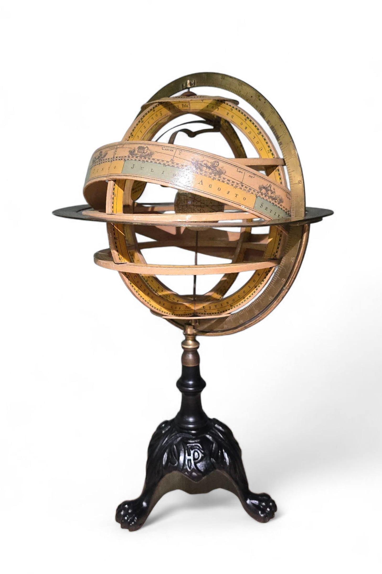 Eccezionale e rarissima sfera armillare realizzata a Barcellona intorno al 1880 da Faustino Paluzie, uno dei più importanti costruttori spagnoli di strumenti scientifici e didattici del XIX secolo.

Realizzato in ferro, legno, carta e ottone, questo