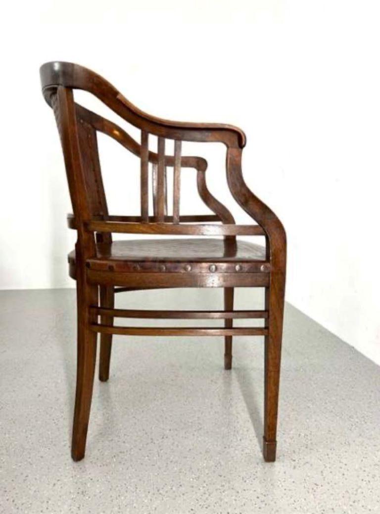 Seltener Jugendstil-Satz von 8 Stühlen aus Mahagoni und Leder, Wien, 19. (Art nouveau) im Angebot