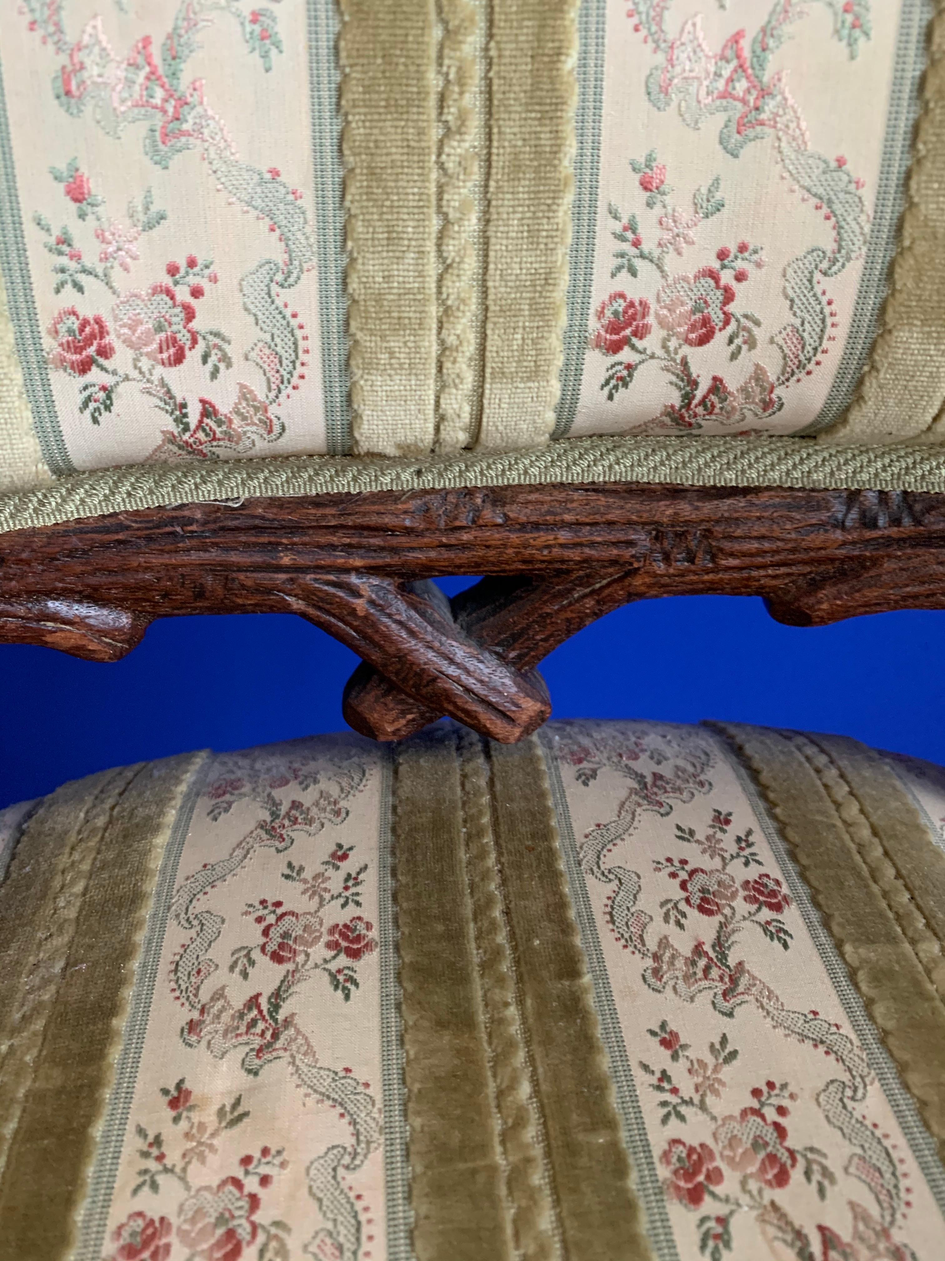 Néerlandais Rare fauteuil du 19ème siècle en noyer de Black Forest par Horrix avec tapisserie de classe en vente