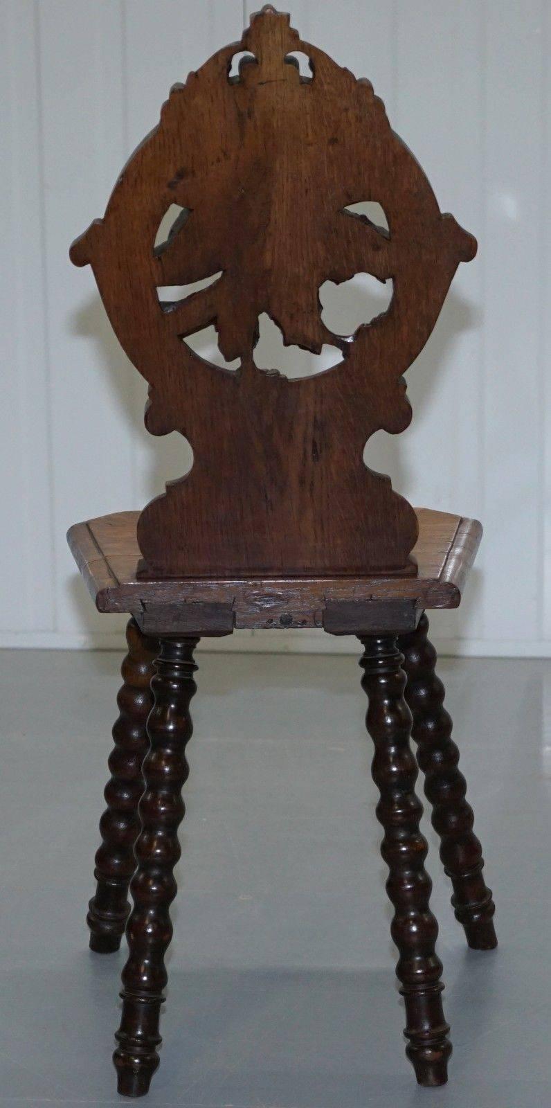 Bois de feuillus Chaise d'entrée rare du 19ème siècle avec dossier noir sculpté et bobine d'escargot sculptée à la main tournée en vente