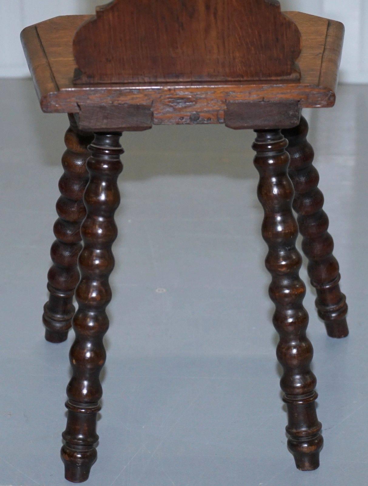 Chaise d'entrée rare du 19ème siècle avec dossier noir sculpté et bobine d'escargot sculptée à la main tournée en vente 1