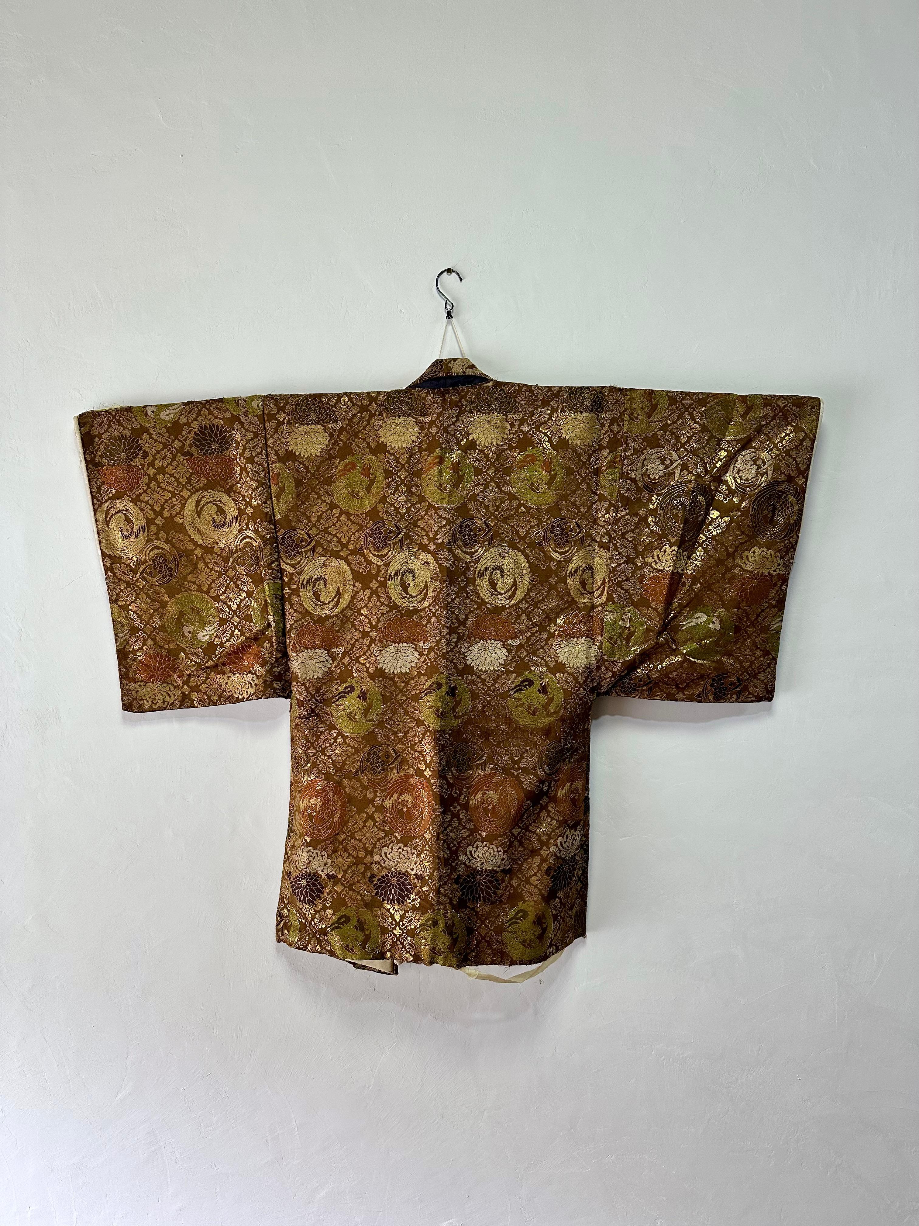 Ein seltenes und historisch bedeutsames Brokat-Seidengewand aus dem Japan des 19. Jahrhunderts, das ursprünglich für das Noh-Theater geschaffen wurde, eine der ältesten und am meisten verehrten darstellenden Künste des Landes. Das Gewand ist aus