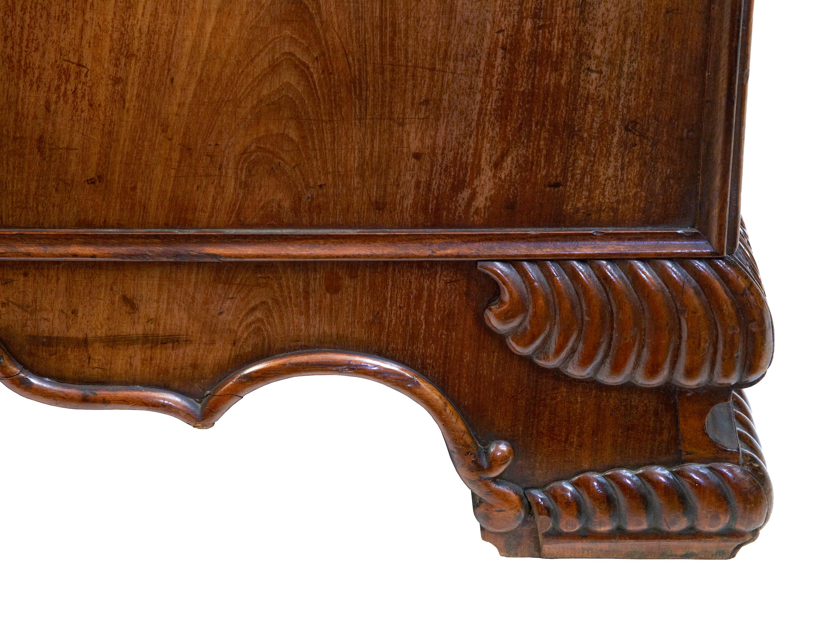 Rare 19th Century Carved Walnut and Mahogany Button Back Sofa In Good Condition In Debenham, Suffolk