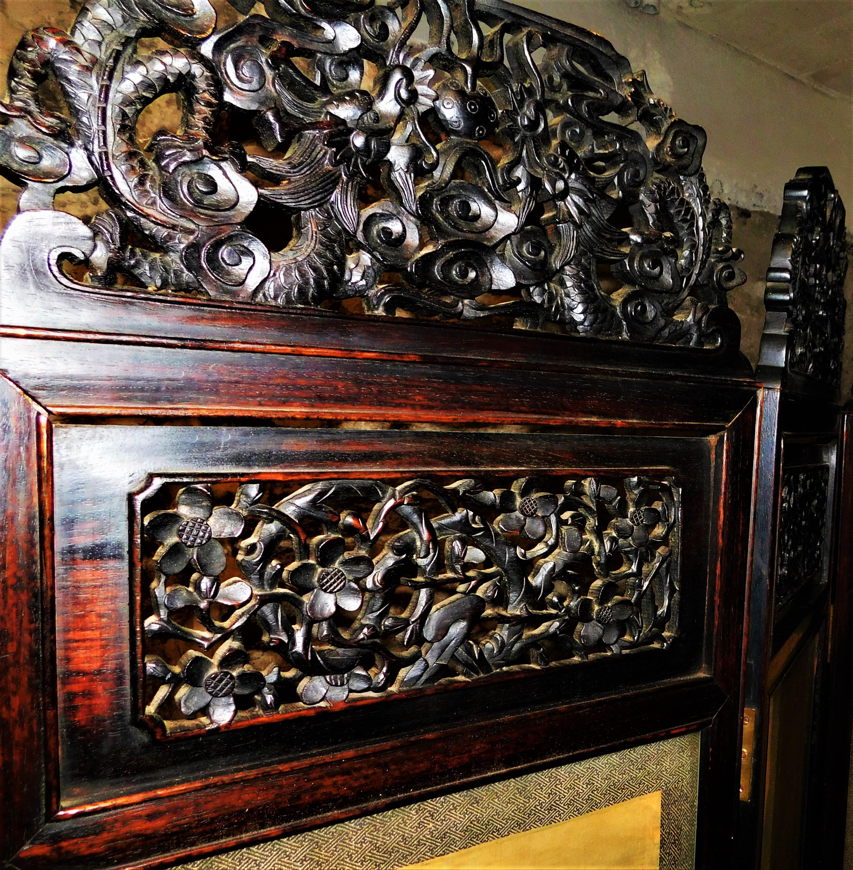 Rare écran en soie à quatre panneaux en bois de feuillus asiatique sculpté du 19ème siècle de Chine en vente 10