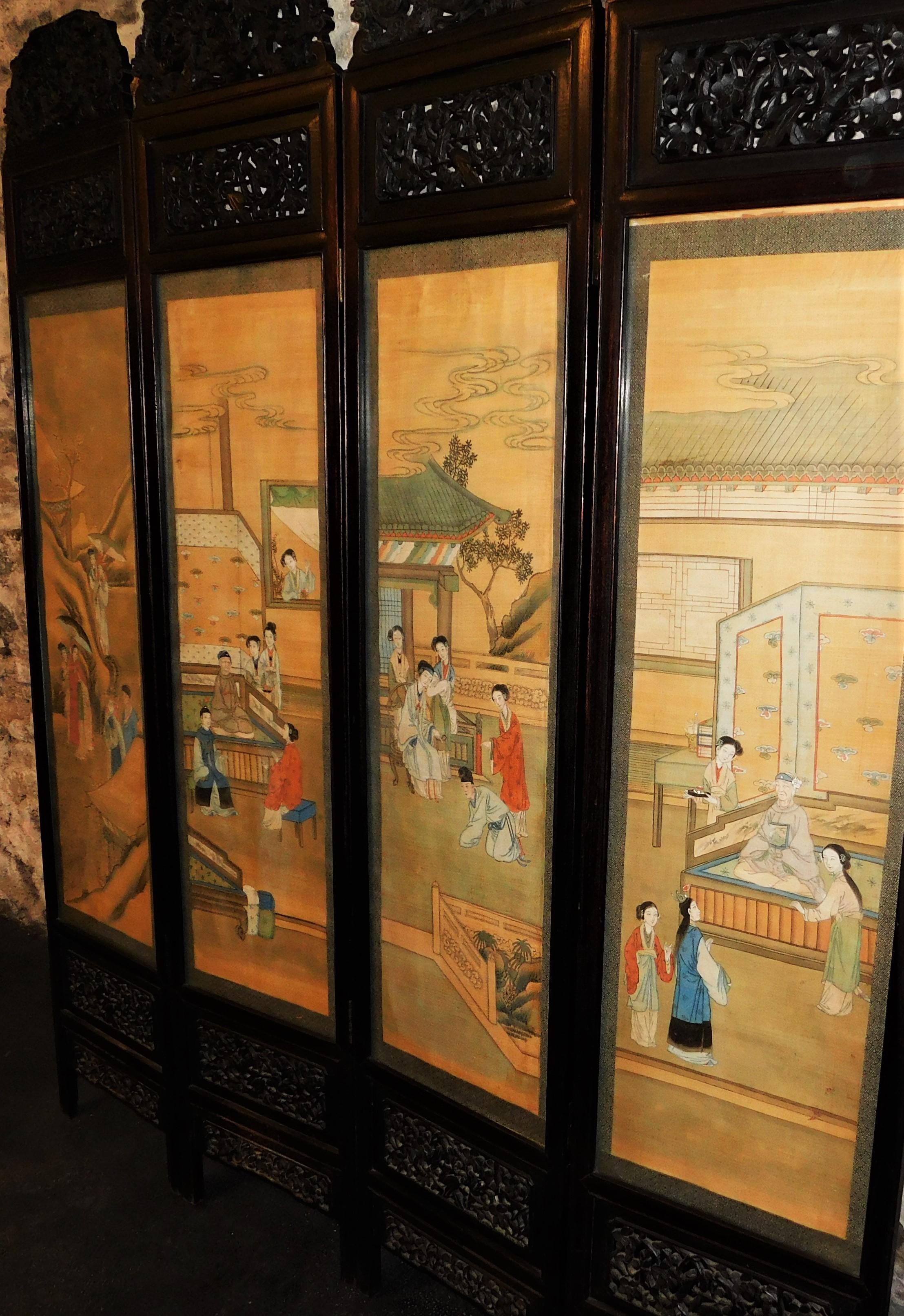 Rare écran en soie à quatre panneaux en bois de feuillus asiatique sculpté du 19ème siècle de Chine en vente 11