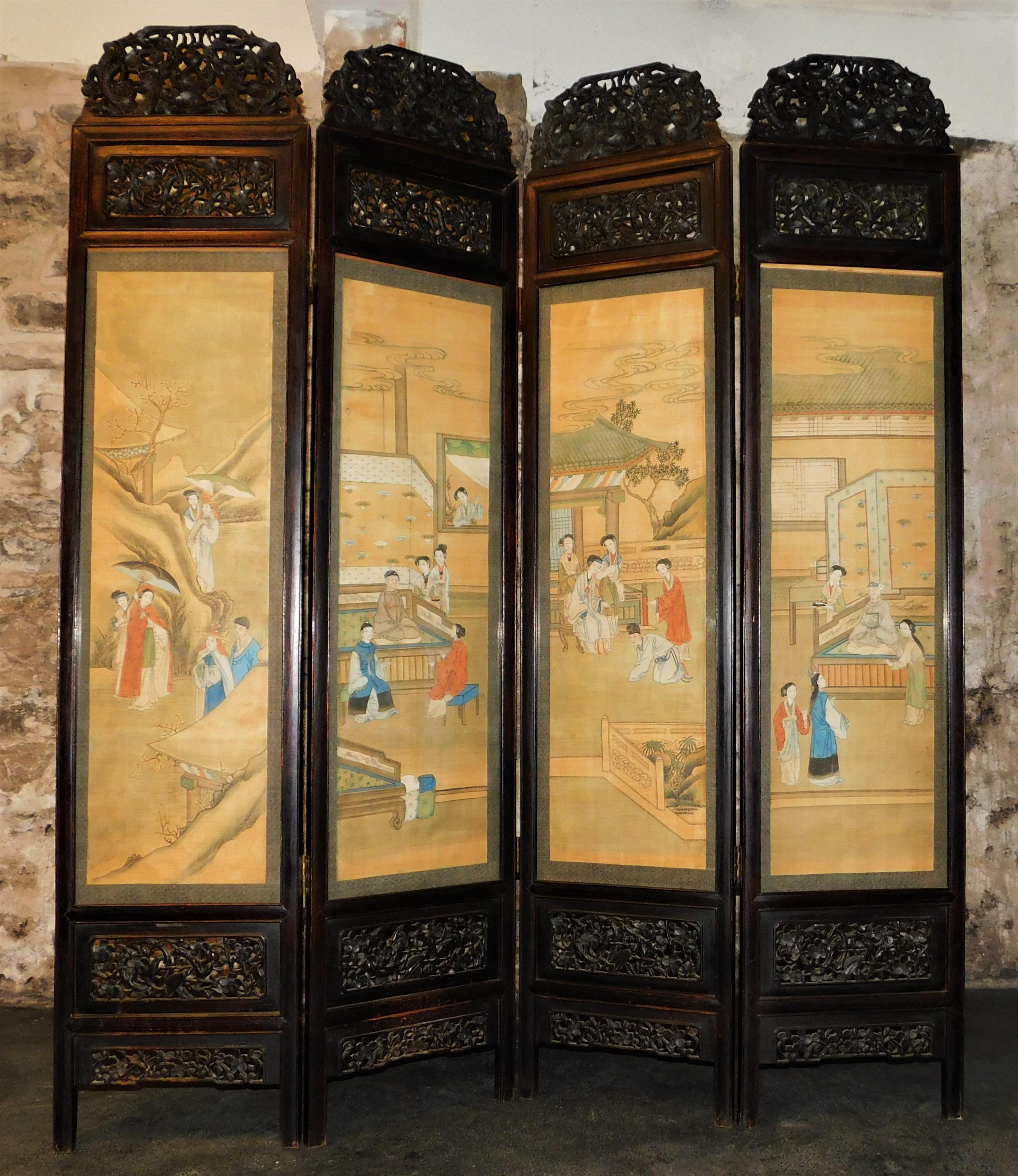 XIXe siècle Rare écran en soie à quatre panneaux en bois de feuillus asiatique sculpté du 19ème siècle de Chine en vente