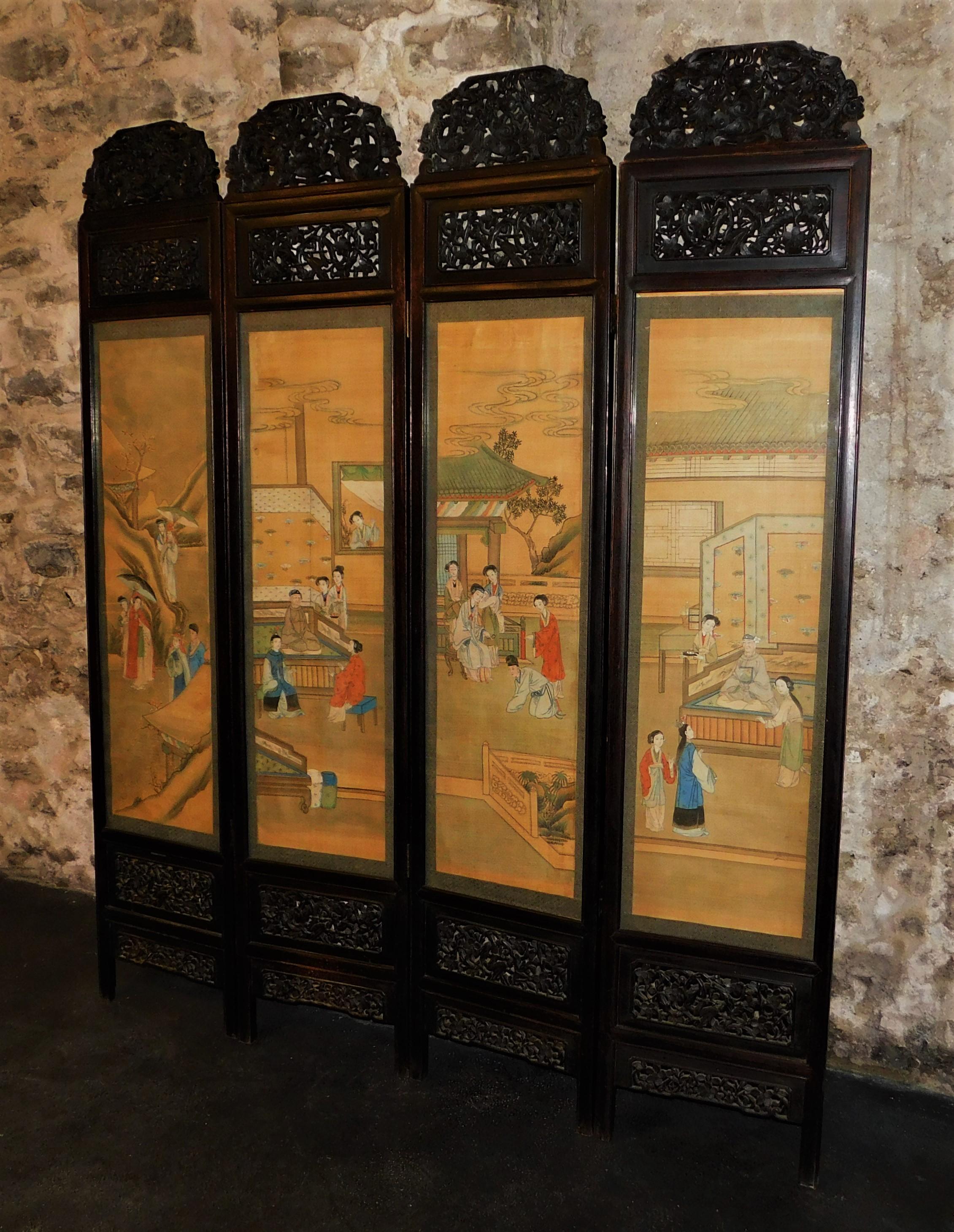 Bois de feuillus Rare écran en soie à quatre panneaux en bois de feuillus asiatique sculpté du 19ème siècle de Chine en vente