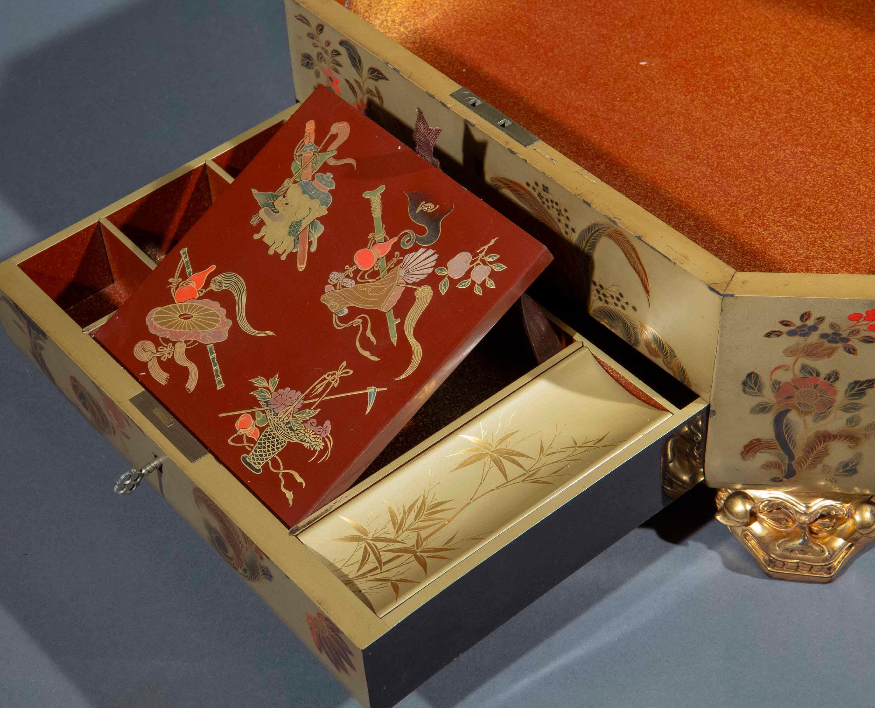 Una scatola cinese incredibilmente rara e squisita, decorata in lacca d'oro e policromia, risalente alla metà del XIX secolo, Fuzhou (Foochow), Cina, circa 1830-60.

Perché ci piace

Qualità eccellente, squisita decorazione dorata, condizioni