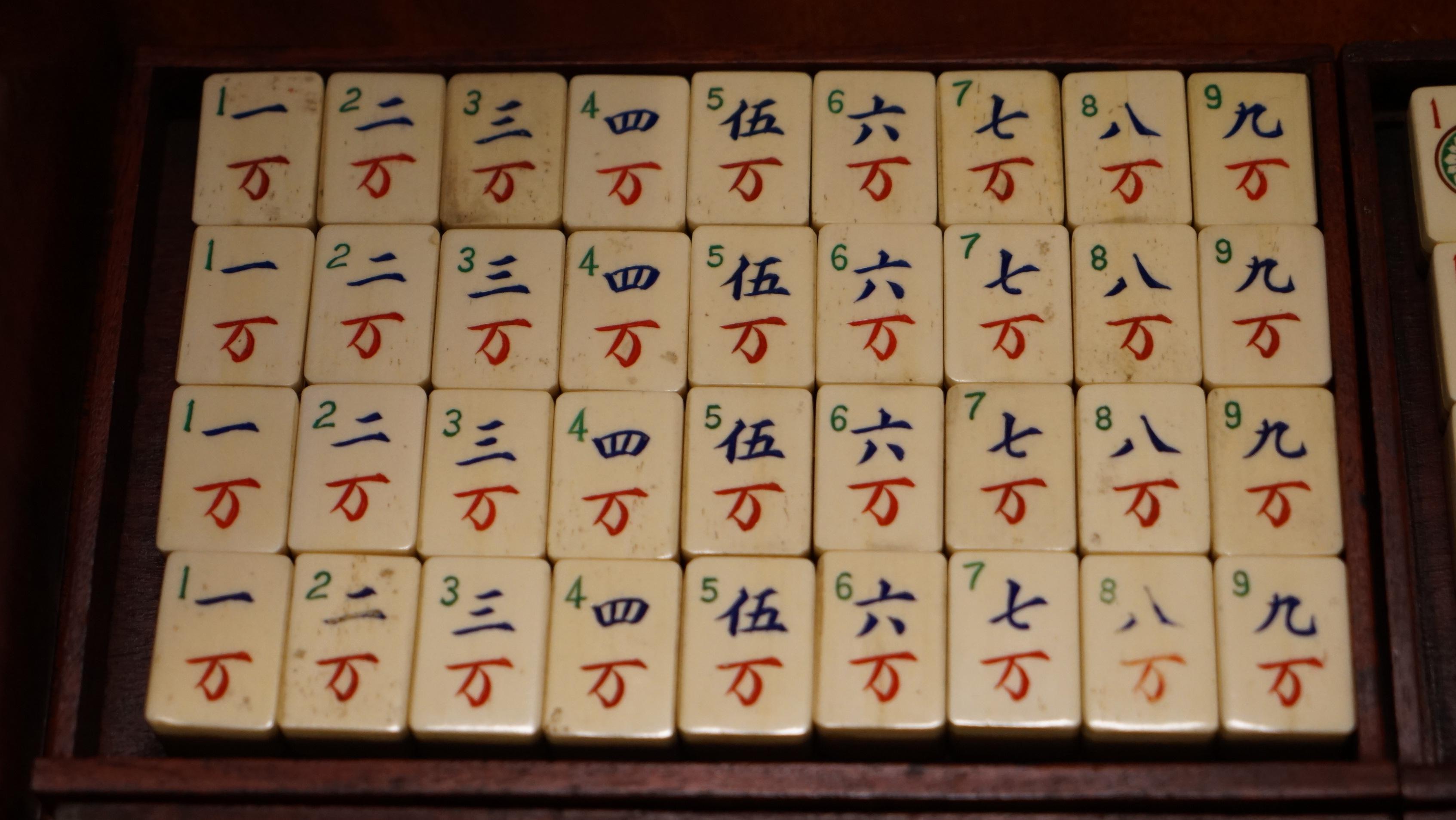 Rare 19th Century Chinese Mahjong Set in Carry Case Made with Bovine & Bambo 4