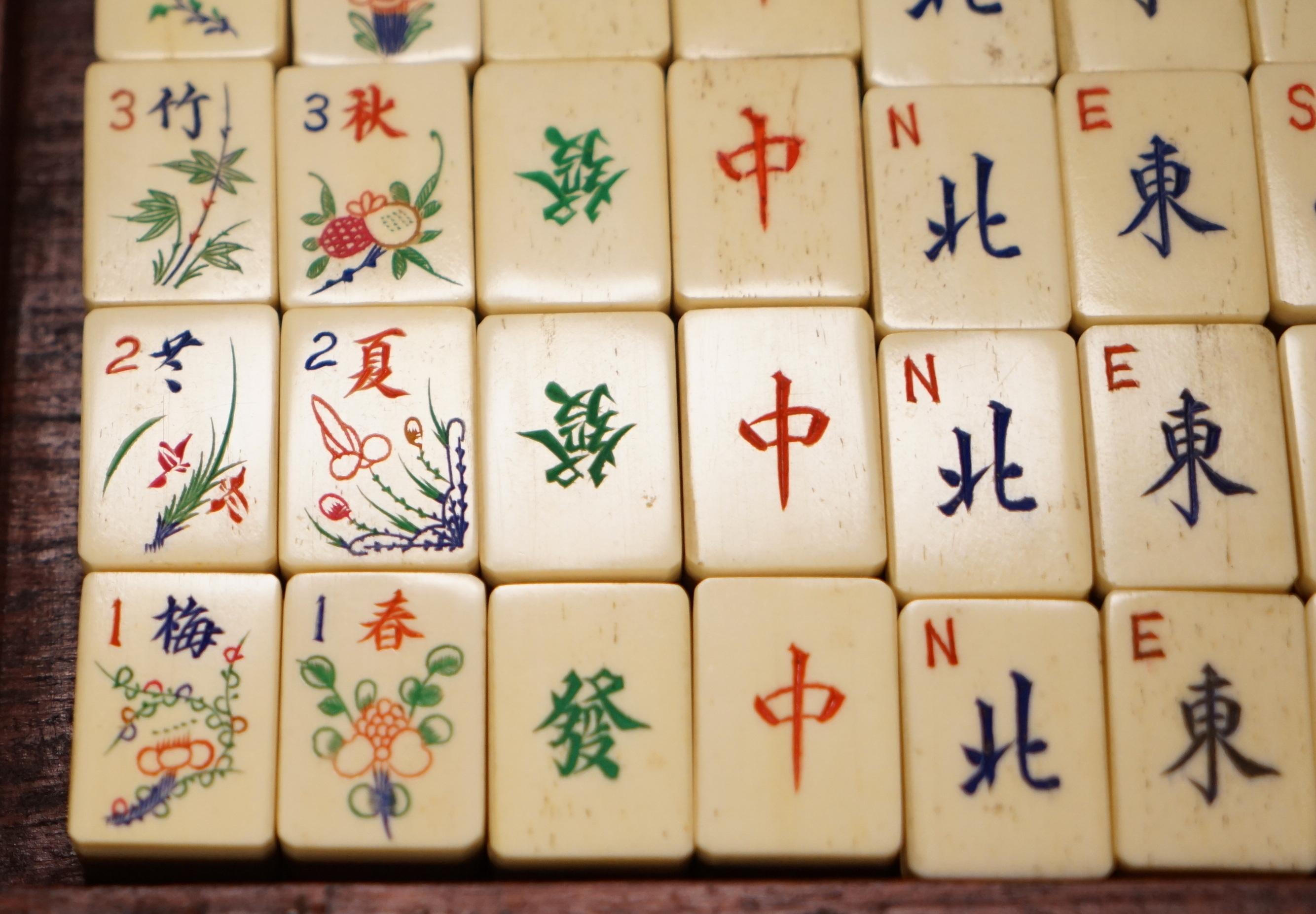 Rare 19th Century Chinese Mahjong Set in Carry Case Made with Bovine & Bambo 5