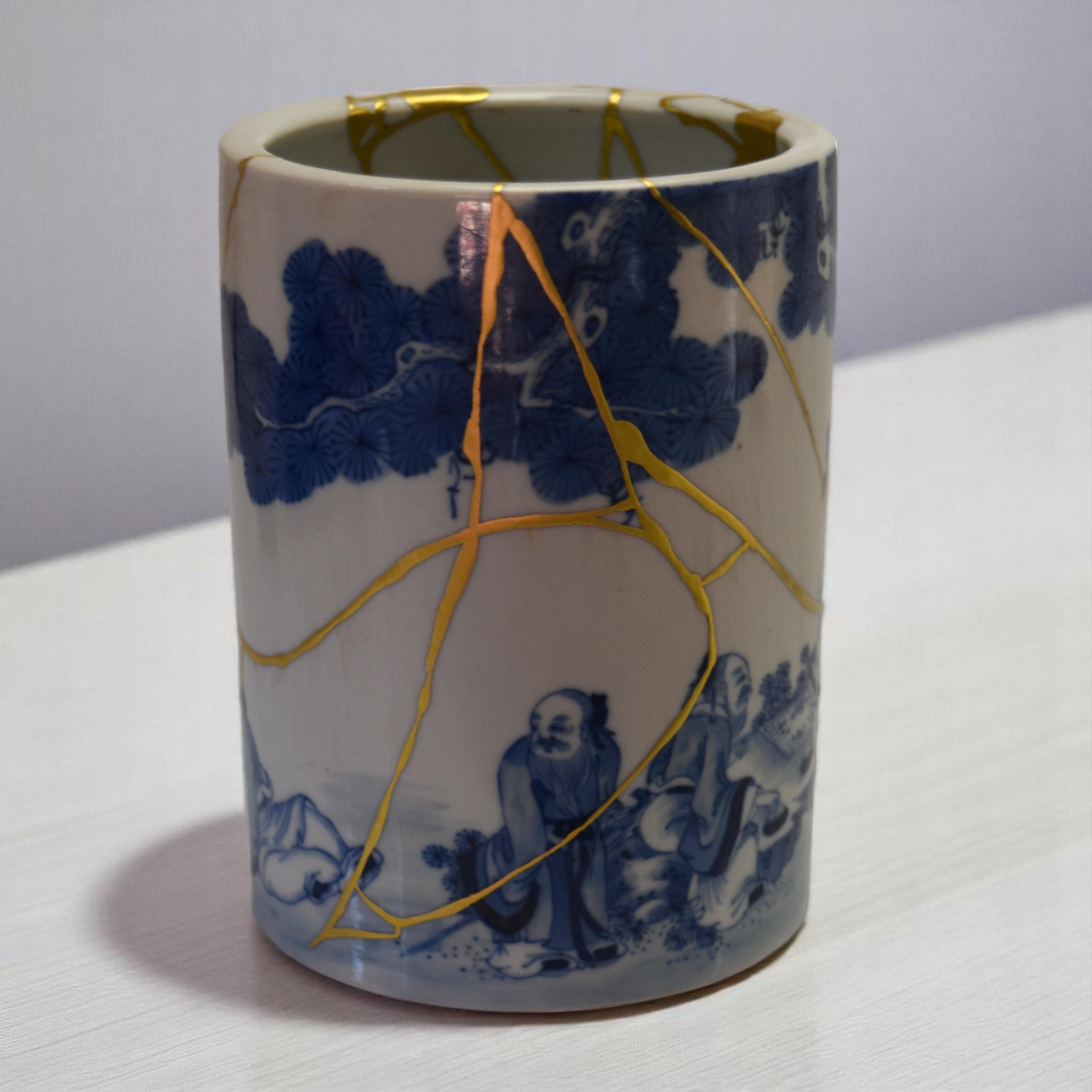 Seltener chinesischer Pinseltopf aus dem 19. Jahrhundert für Vietnam, veredelt mit 22k Gold Kintsugi Restauration

 

Tauchen Sie ein in die Geschichte und Eleganz dieses seltenen chinesischen Porzellanpinseltopfs, der Ende des 19. Jahrhunderts