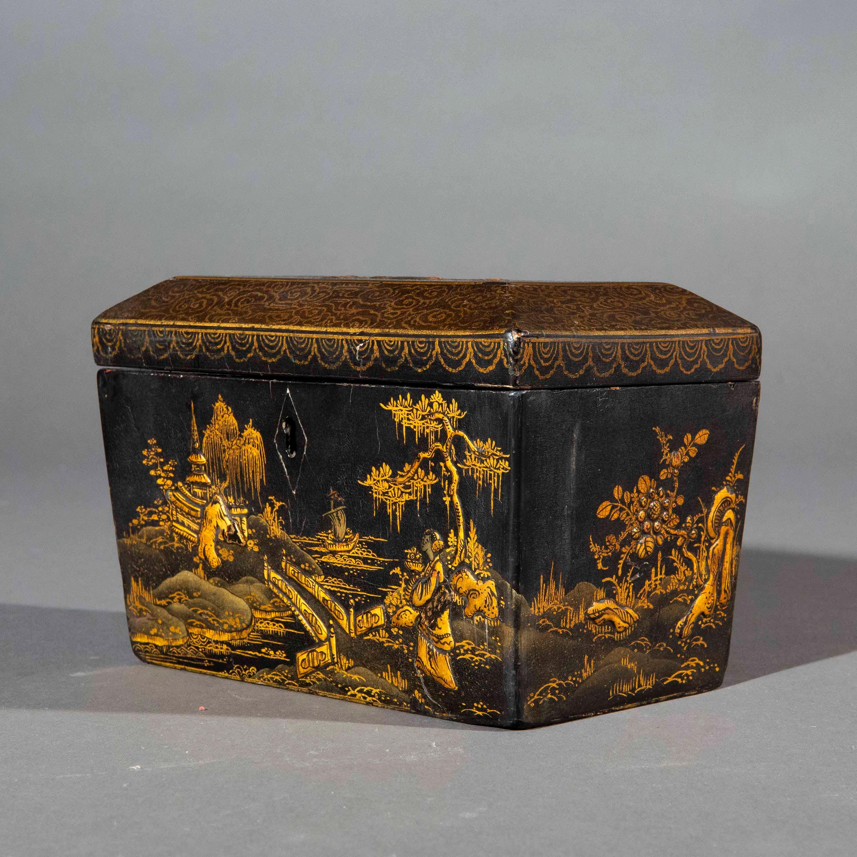 Una rarissima scatola in lacca nera in stile cineseria del periodo Regency inglese, squisitamente decorata con motivi orientali e stravaganti. 
Inghilterra, inizio del XIX secolo.

Perché ci piace
Un oggetto affascinante per decorare un tavolino o
