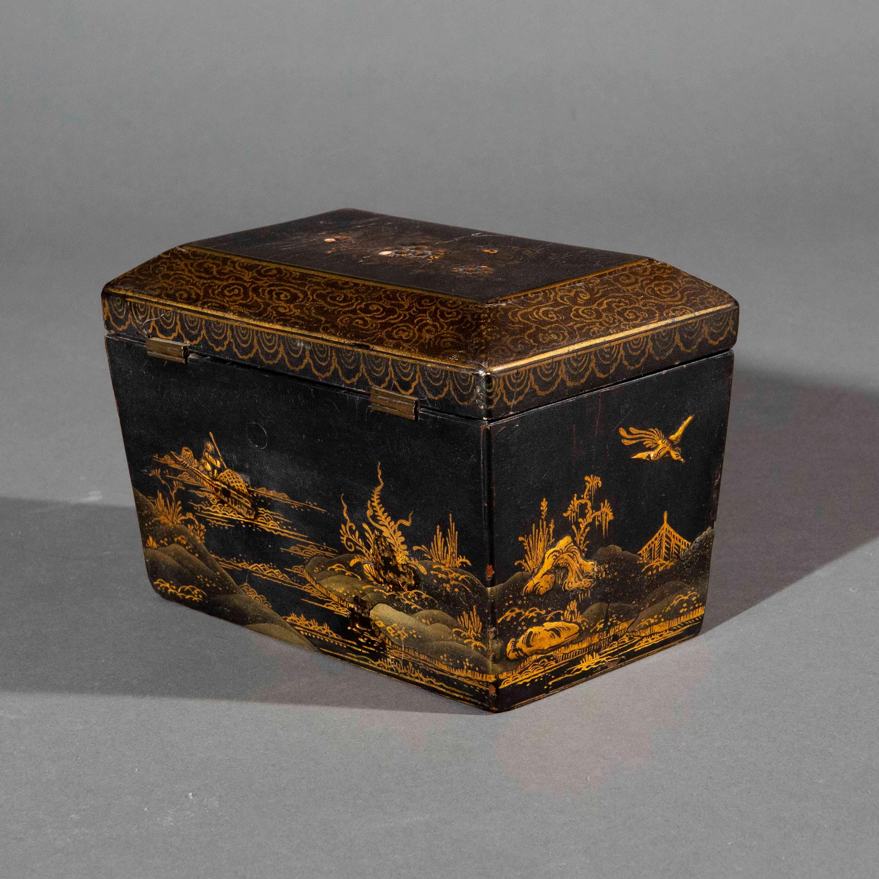 Dorato Raro porta tè in lacca nera Chinoiserie del XIX secolo, circa 1820 in vendita