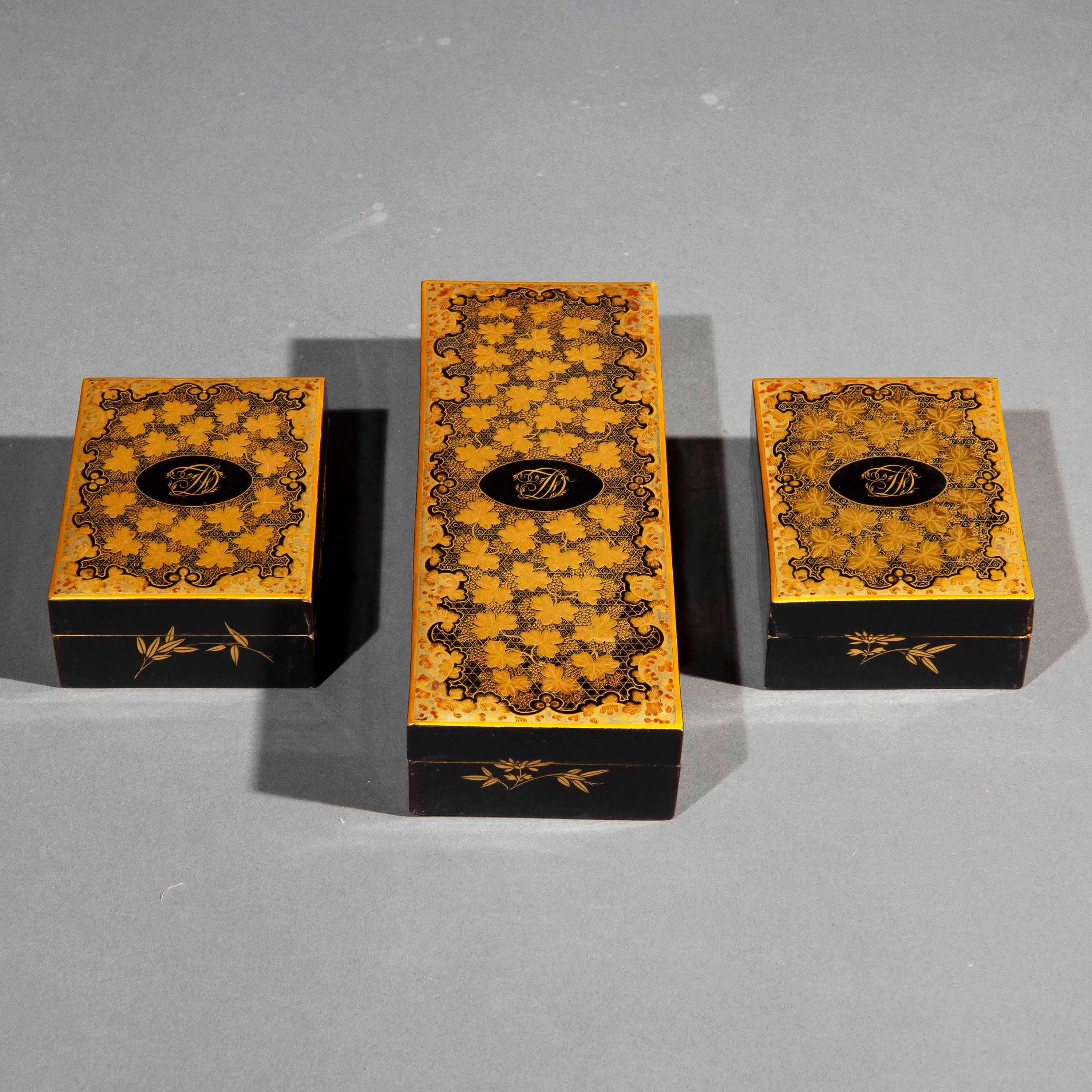 
Chinese-export monogrammed lacquerware is extremely rare and particularly sought after. The exquisite decoration of these lacquer boxes is simply superb, which makes them a true collector's piece.

Such luxurious items were popular in England