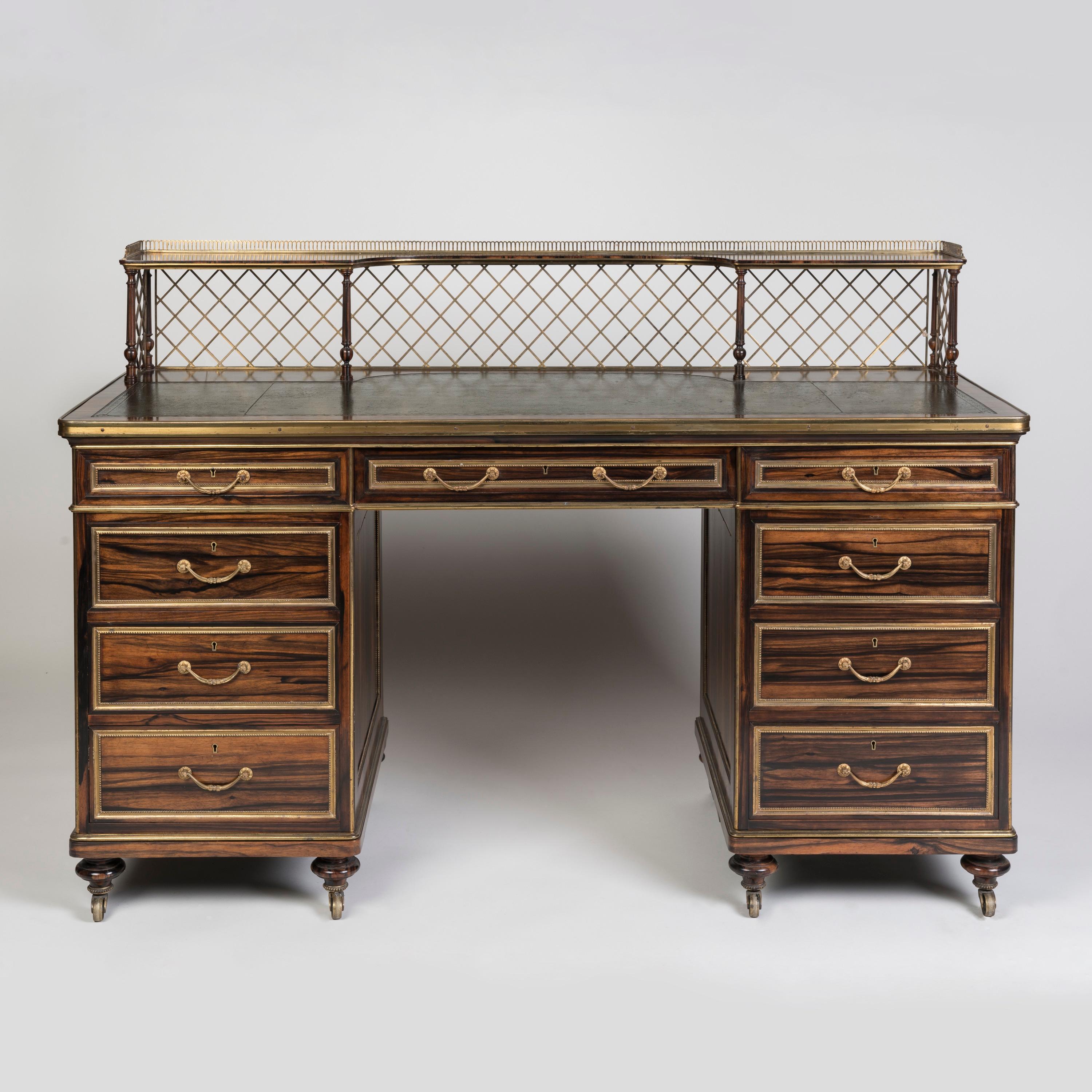 Rara scrivania a piedistallo in ottone dorato e Coromandel del XIX secolo di Wright and Mansfield in vendita 1