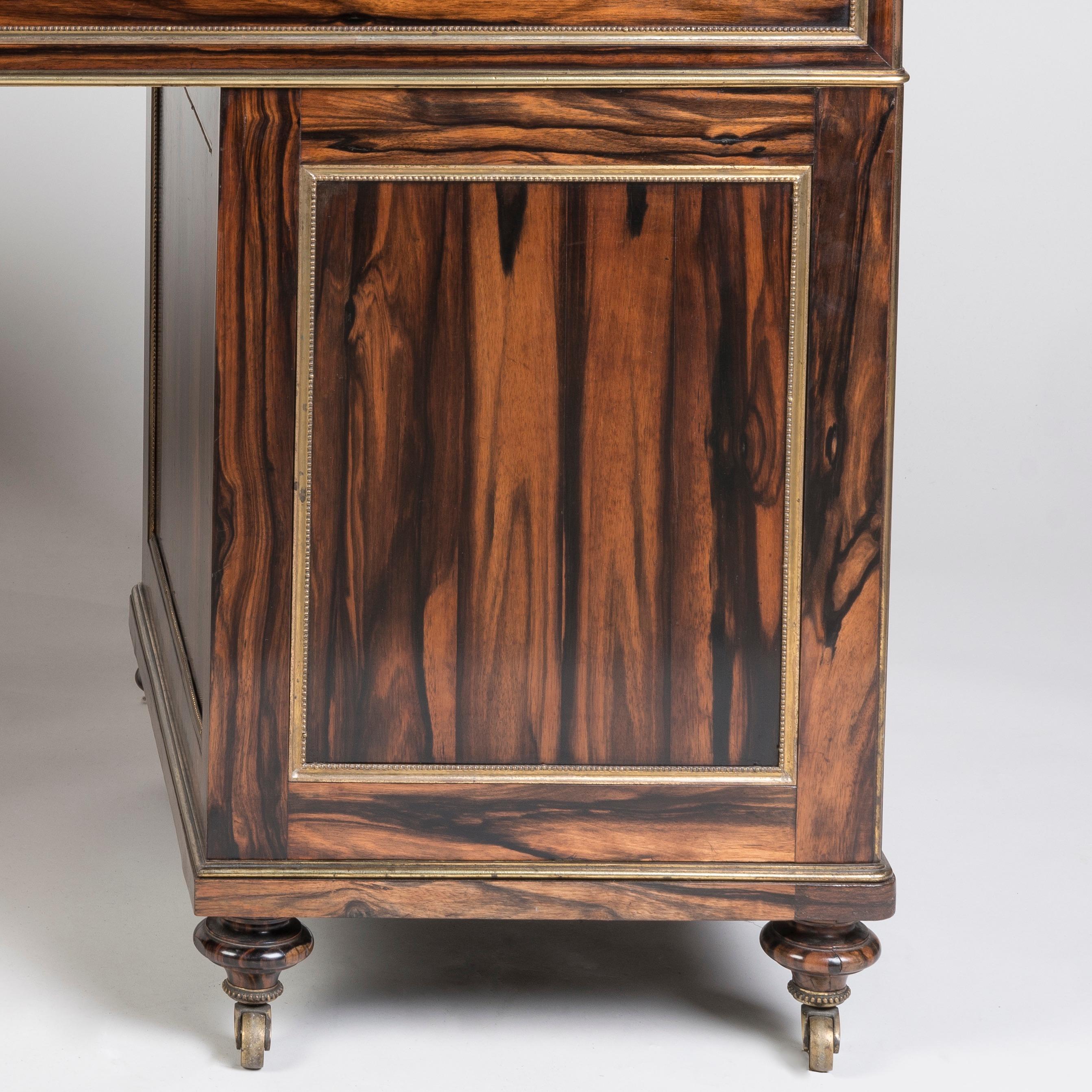 Rara scrivania a piedistallo in ottone dorato e Coromandel del XIX secolo di Wright and Mansfield in vendita 2