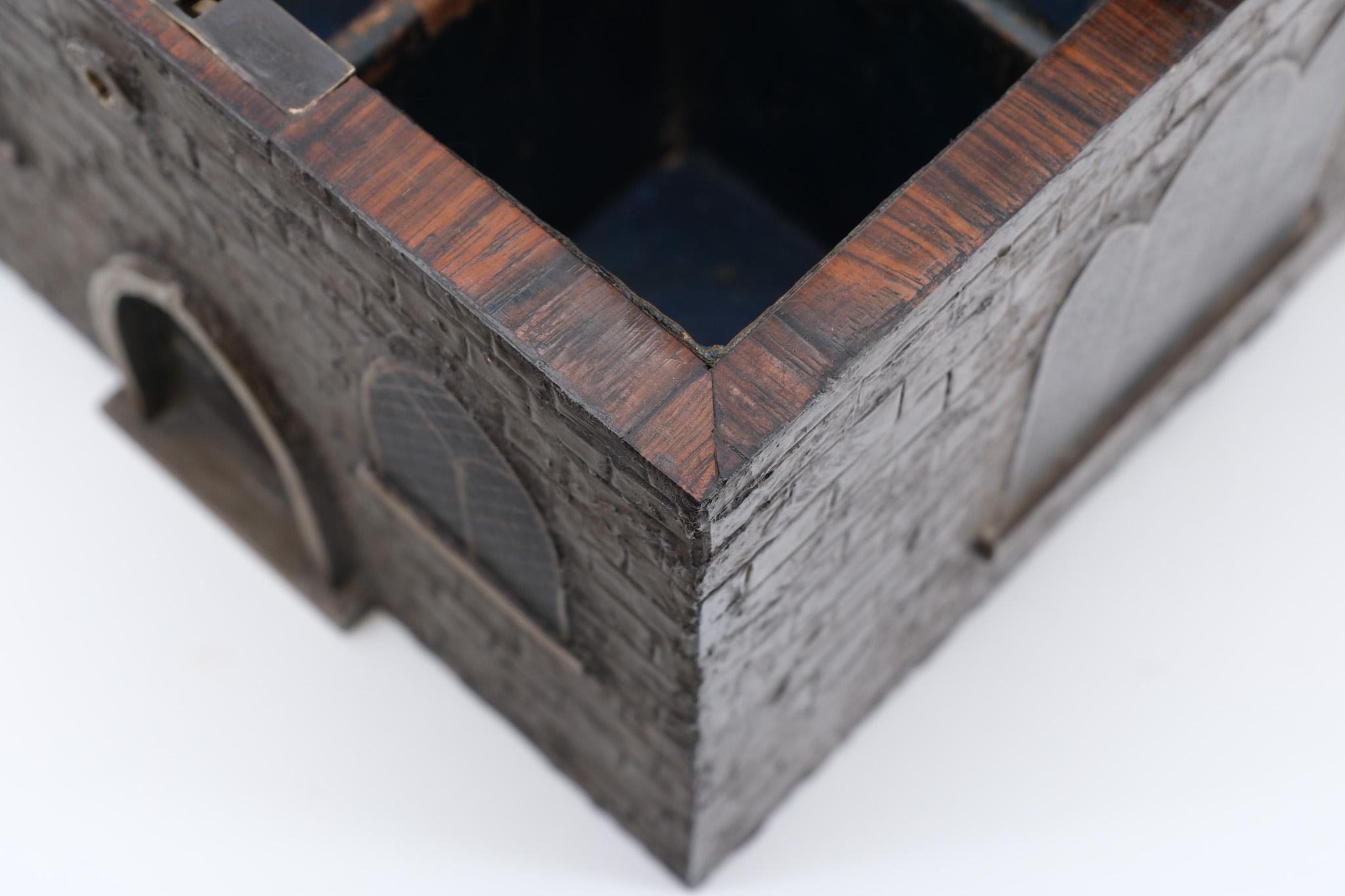Rare 19th Century Decanter Box Depicting A Medieval Castle For Sale 10