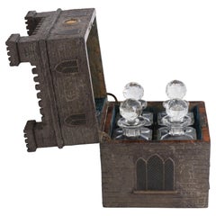 Rara caja decantadora del siglo XIX que representa un castillo medieval
