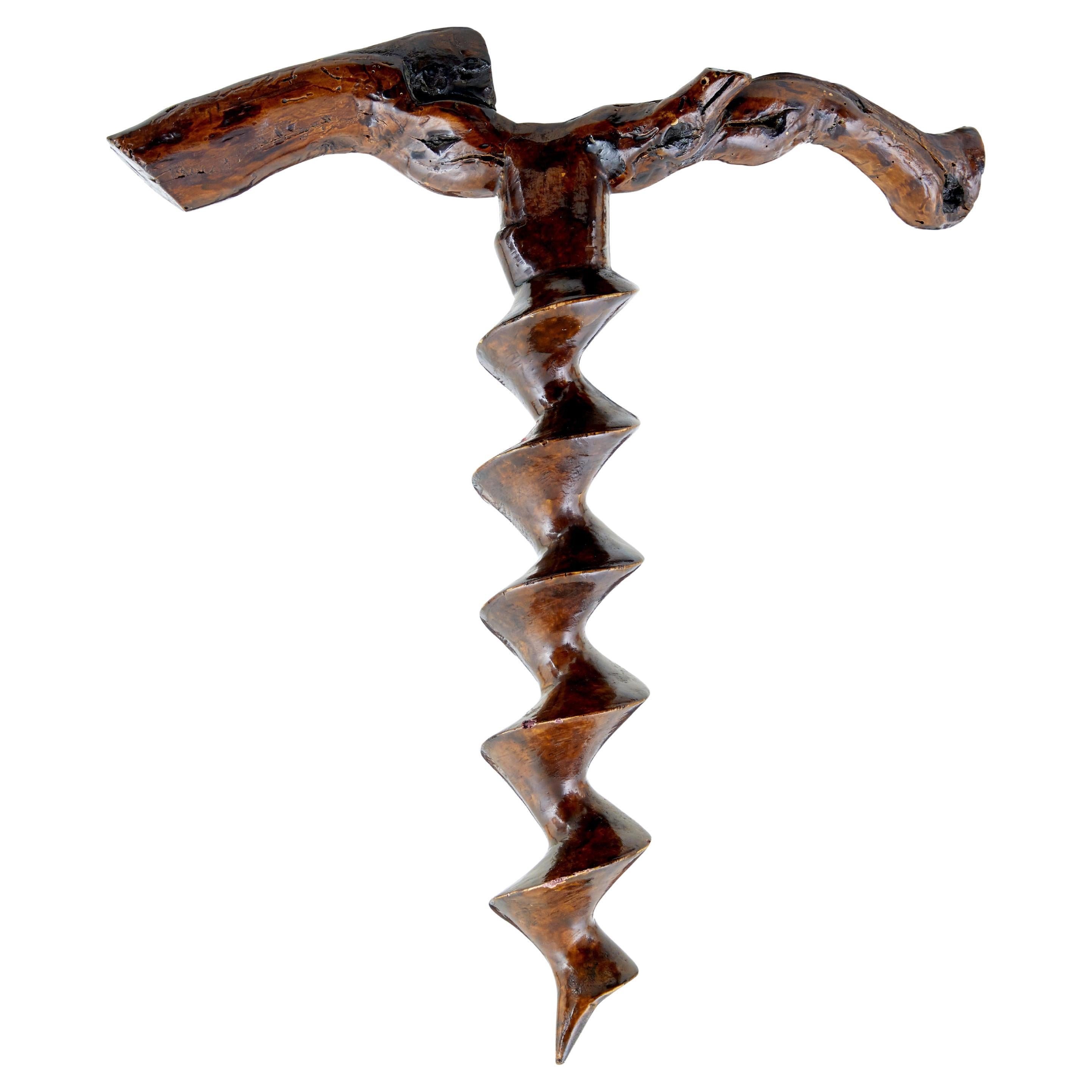 Raro sacacorchos decorativo de madera tallada del siglo XIX