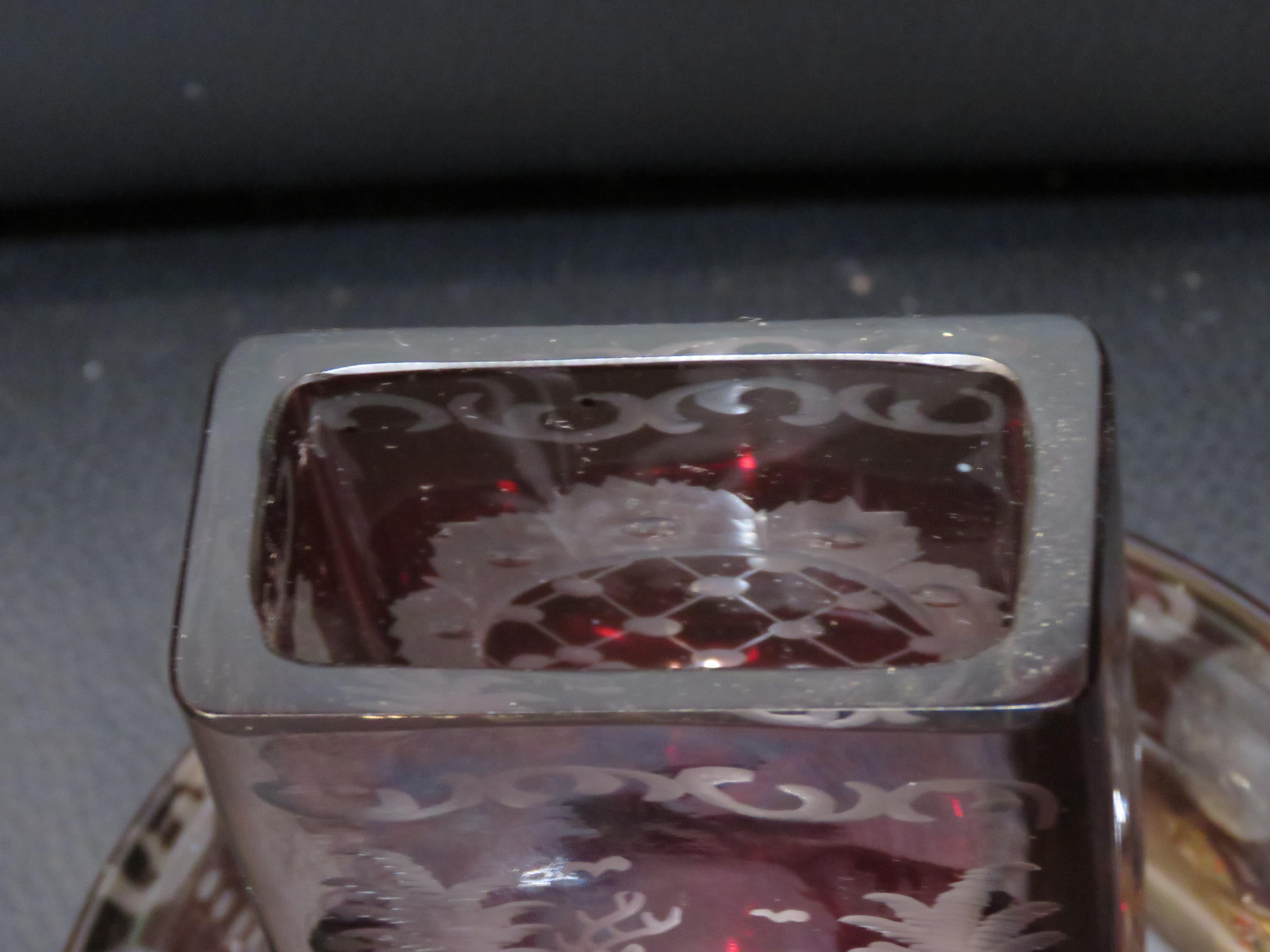 Raro portacandele in cristallo rosso mirtillo di Boemia inciso in profondità del XIX secolo in vendita 1