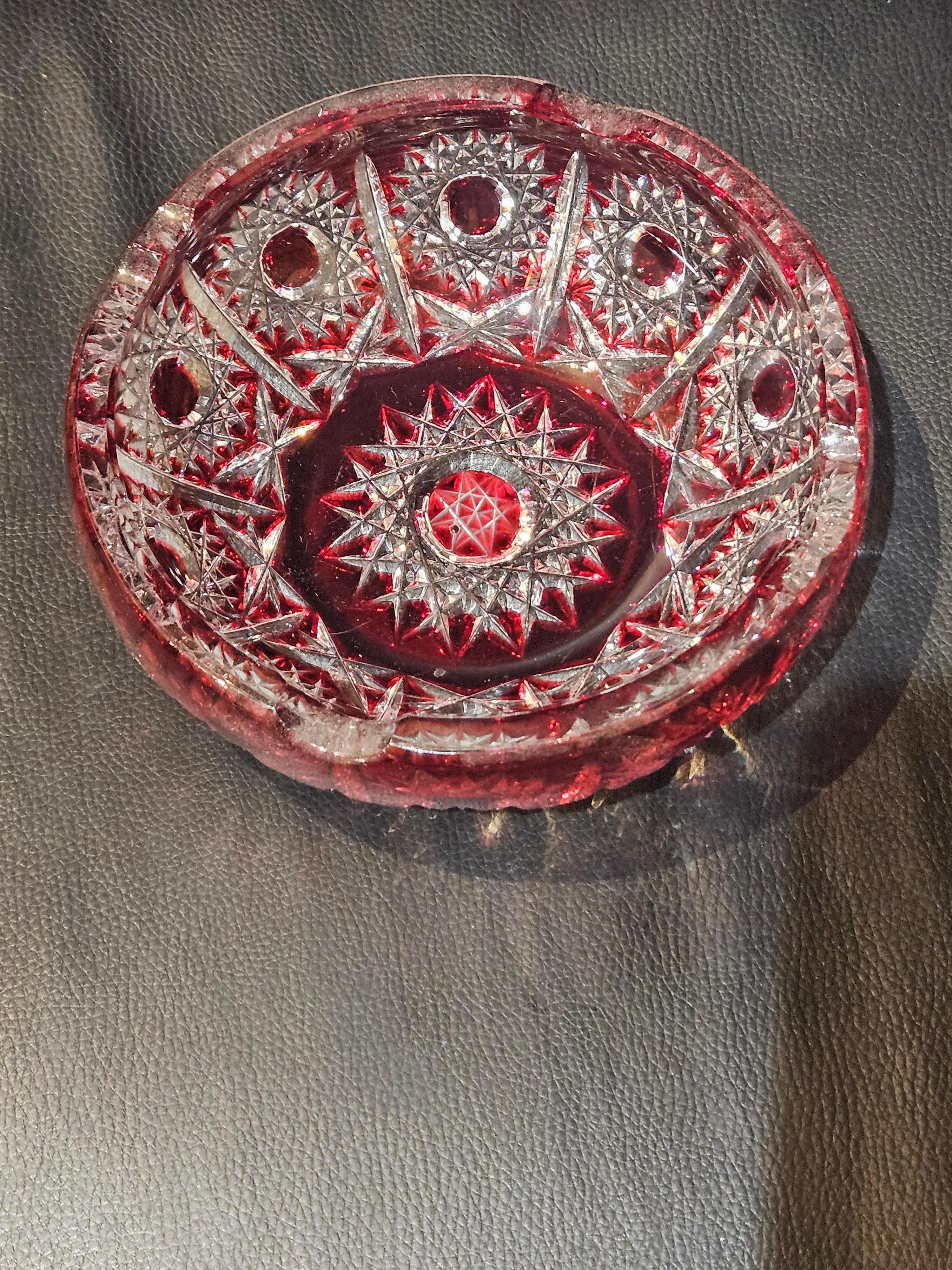 El siguiente artículo que ofrecemos es este RARO COPA ROJA DE ARÁNDANO CON CRISTALES BOHEMIANOS DE CORTE PROFUNDO. El cuenco está bellamente hecho con finos detalles esculpidos a mano. Sacada de una importante colección inmobiliaria del Upper Side