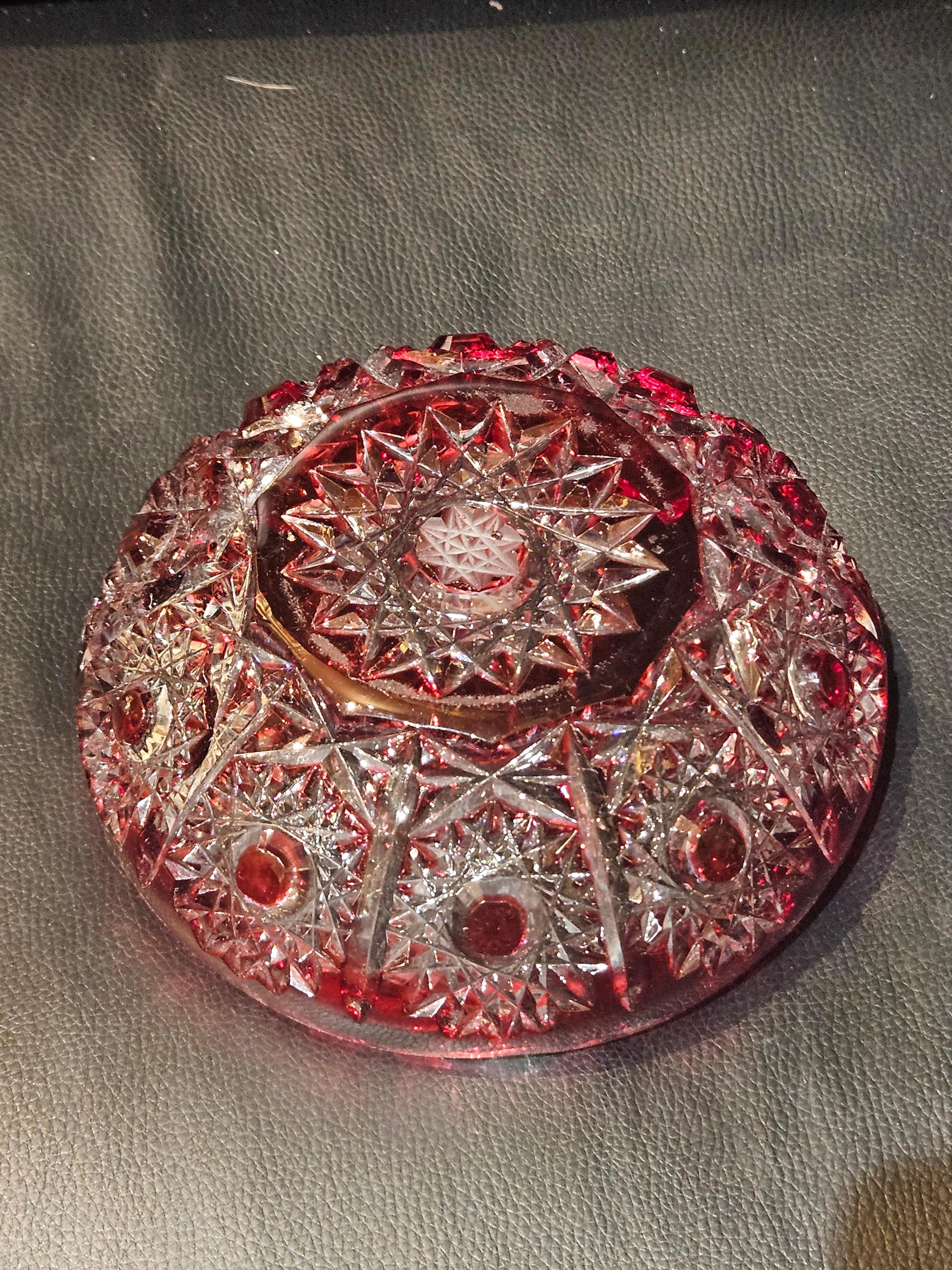 ¡Raro cuenco de cristal de arándano rojo de Bohemia del siglo XIX tallado a mano! Francés en venta