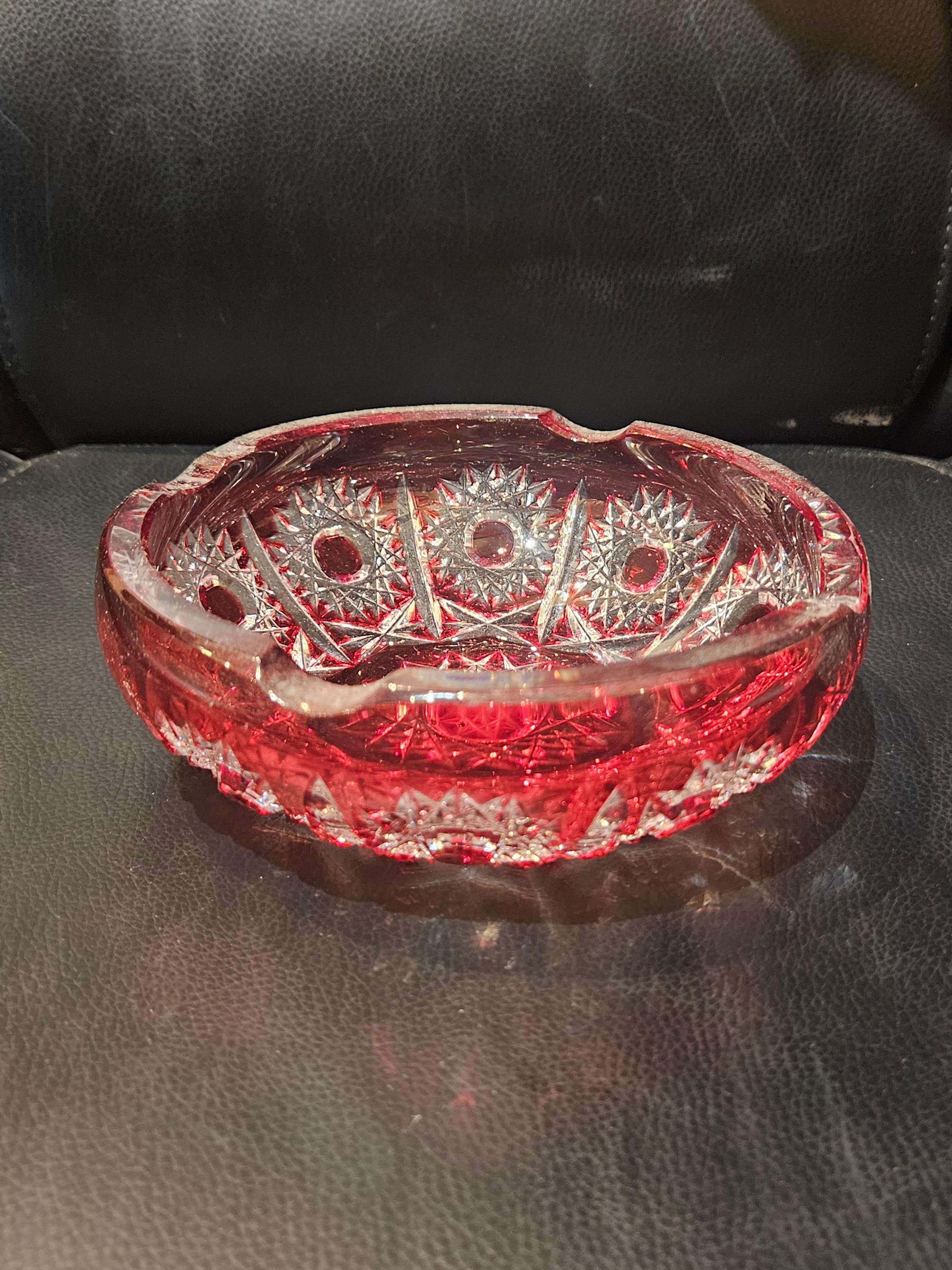 ¡Raro cuenco de cristal de arándano rojo de Bohemia del siglo XIX tallado a mano! en Bueno estado para la venta en New York, NY