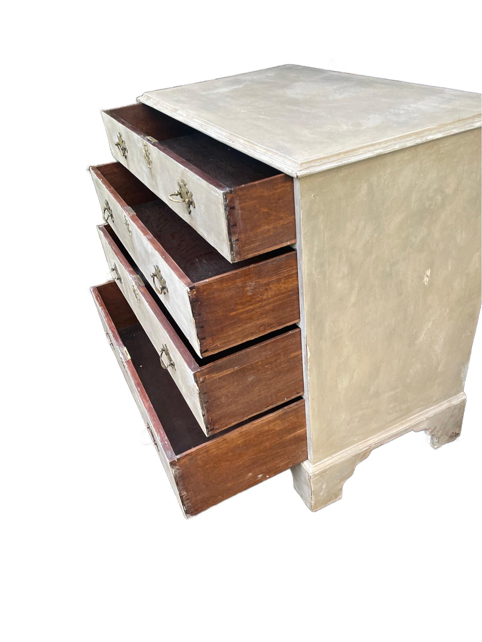 Britannico Rare 19th century Edwards and Roberts painted chest of drawers in vendita