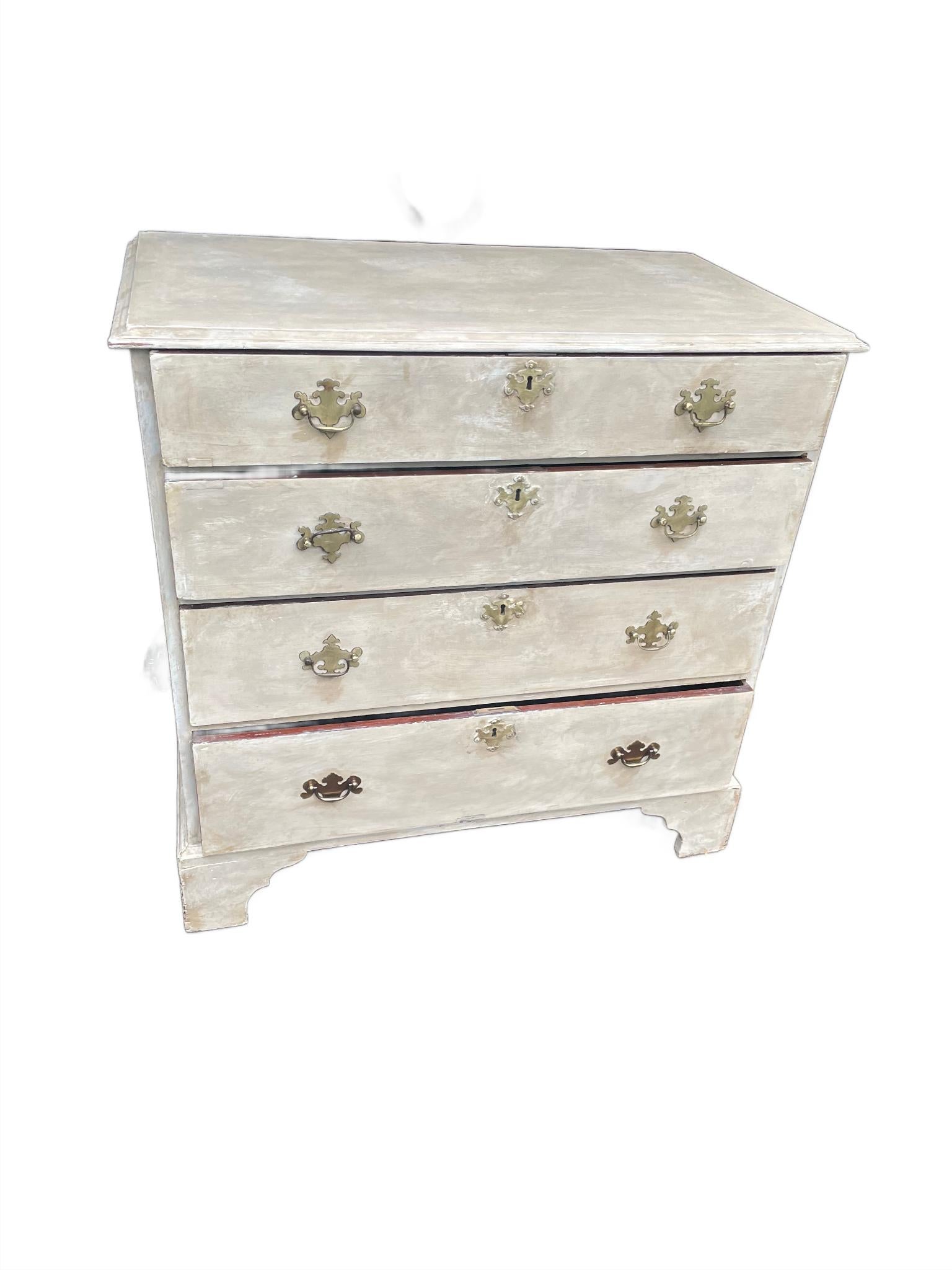 Mogano Rare 19th century Edwards and Roberts painted chest of drawers in vendita