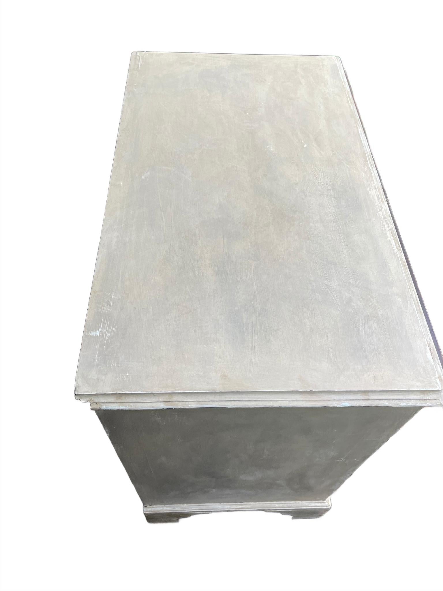 Rare 19th century Edwards and Roberts painted chest of drawers in vendita 1