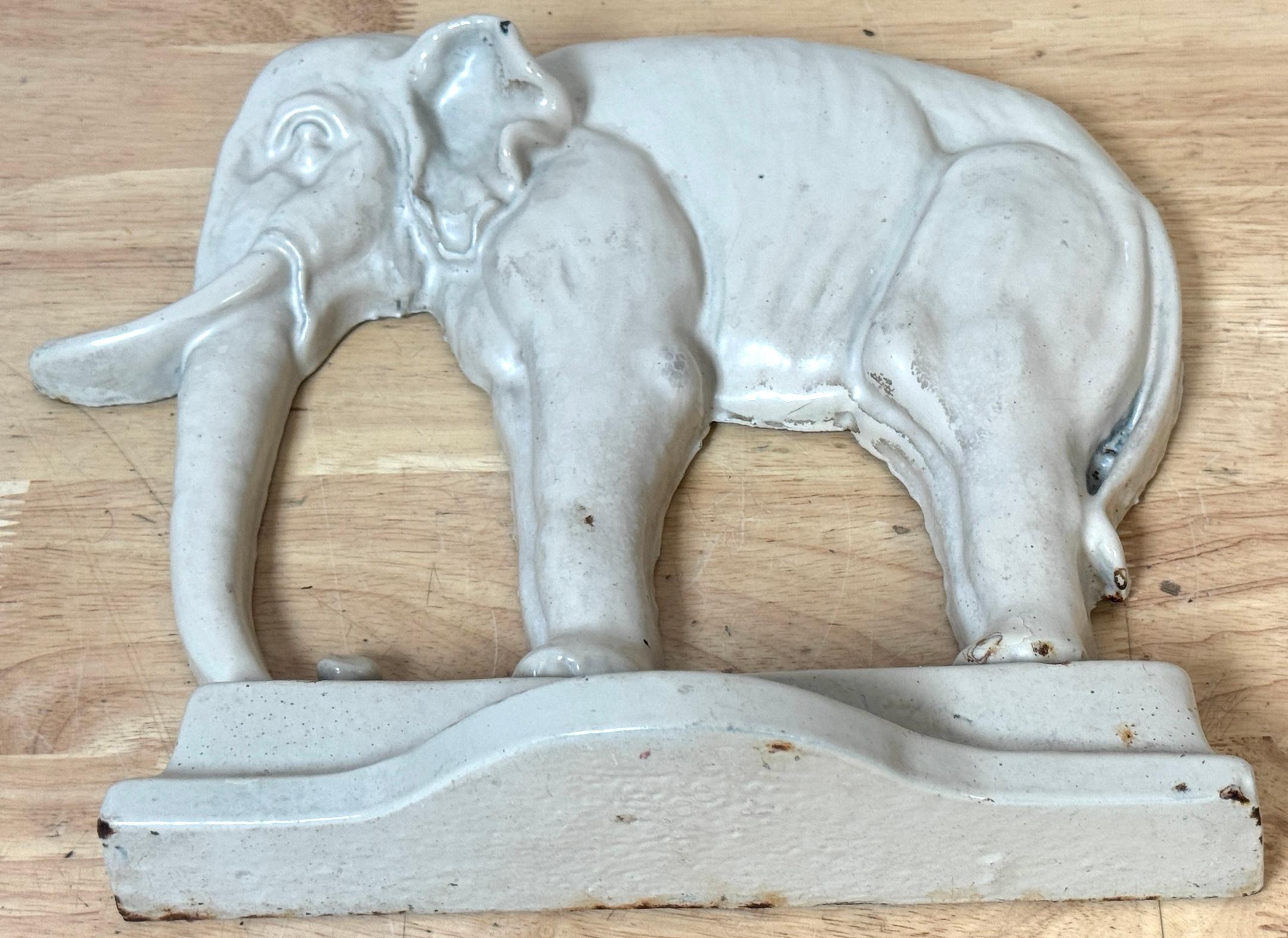 Raro fermaporta inglese del XIX secolo in ghisa smaltata raffigurante Jumbo l'elefante in vendita 3