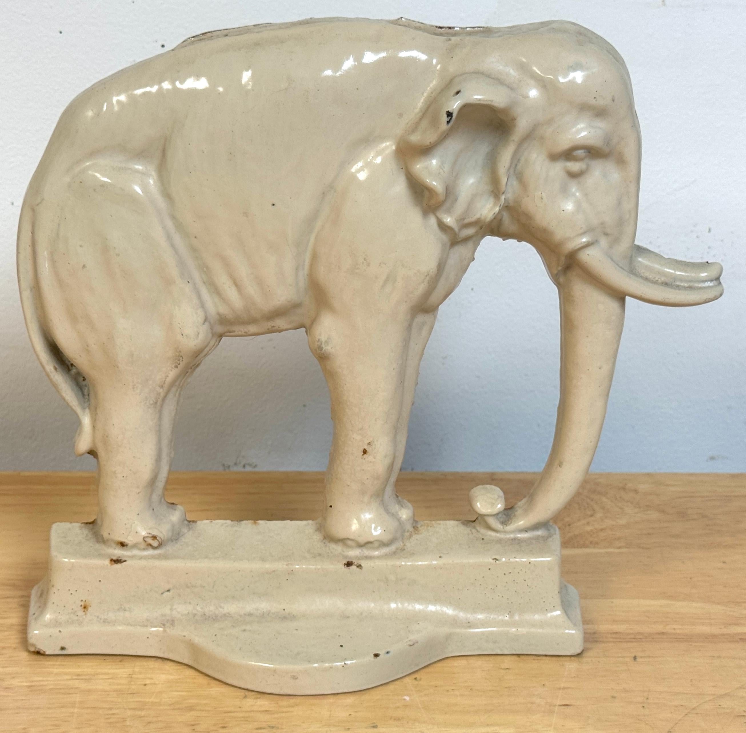 Raro fermaporta inglese del XIX secolo in ghisa smaltata raffigurante Jumbo l'elefante in vendita 4