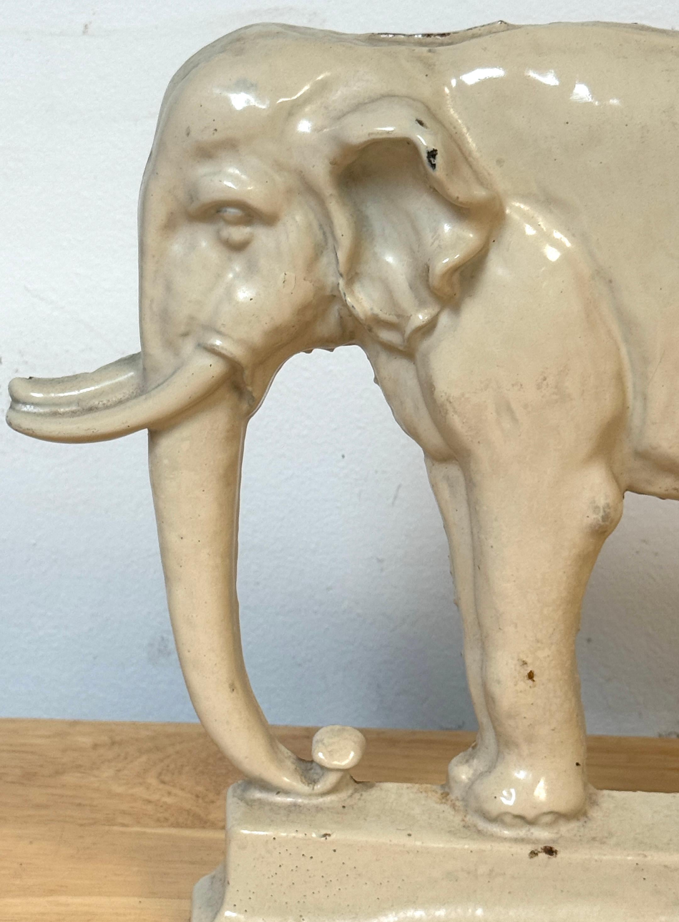 Raro fermaporta inglese del XIX secolo in ghisa smaltata raffigurante Jumbo l'elefante in vendita 5