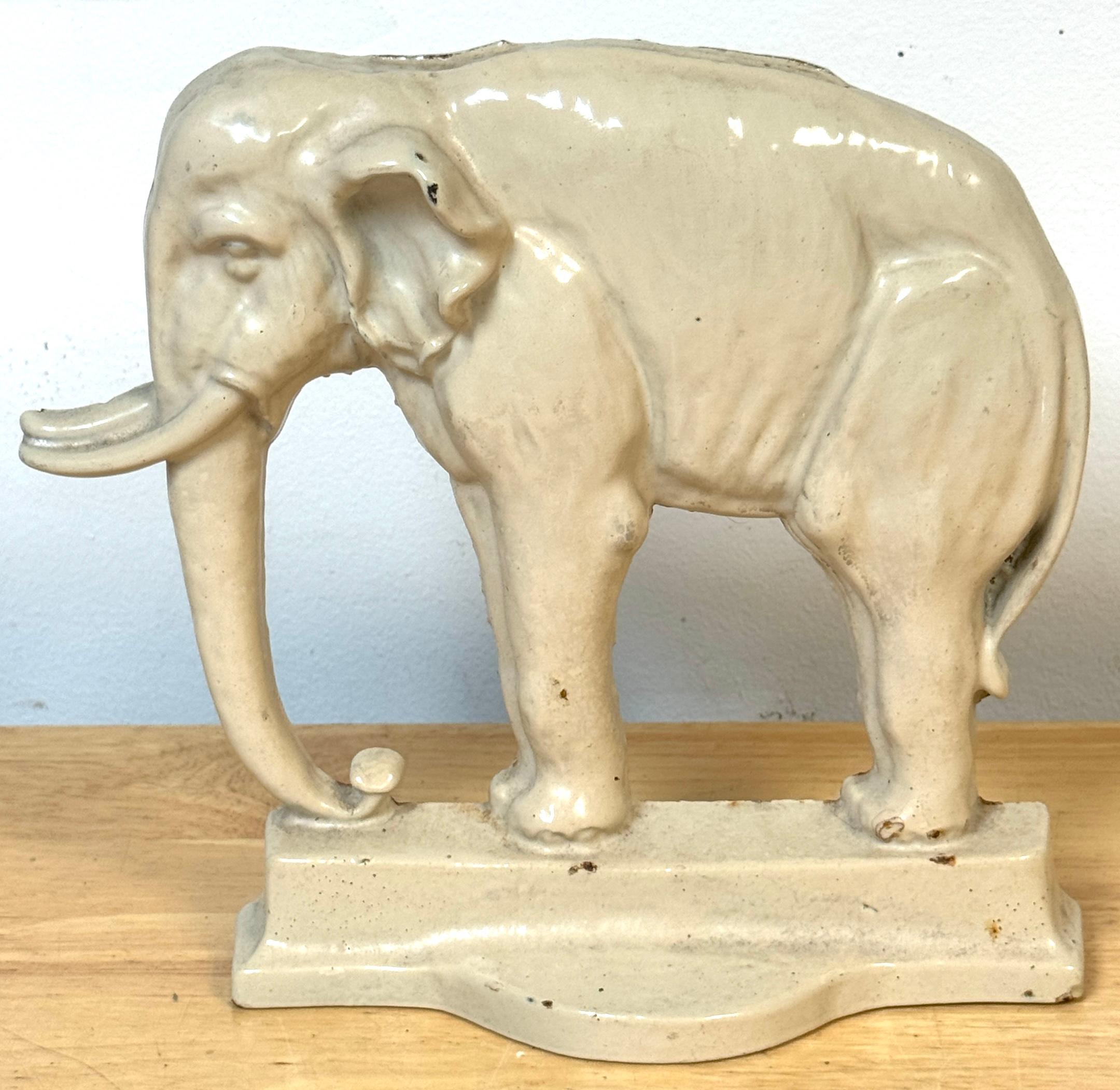 Raro fermaporta inglese in ghisa smaltata del XIX secolo raffigurante Jumbo l'elefante, 1870-1885 ca.

Uno scarso e suggestivo fermaporta inglese vittoriano in ghisa raffigurante Jumbo l'elefante, l'animale più famoso del XIX secolo. Questo